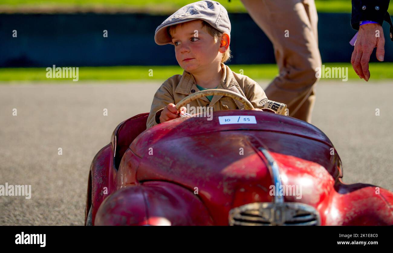 Der Settrington Cup feiert sein 10.-jähriges Jubiläum beim Goodwood Revival Festival, bei dem junge Rennfahrer am 17. September 2022 auf dem Goodwood Circuit, Goodwood, Großbritannien, ein One-Design-Tretauto aus Austin J40 auf der Geraden fahren. Foto von Phil Hutchinson. Nur zur redaktionellen Verwendung, Lizenz für kommerzielle Nutzung erforderlich. Keine Verwendung bei Wetten, Spielen oder Veröffentlichungen einzelner Clubs/Vereine/Spieler. Kredit: UK Sports Pics Ltd/Alamy Live Nachrichten Stockfoto