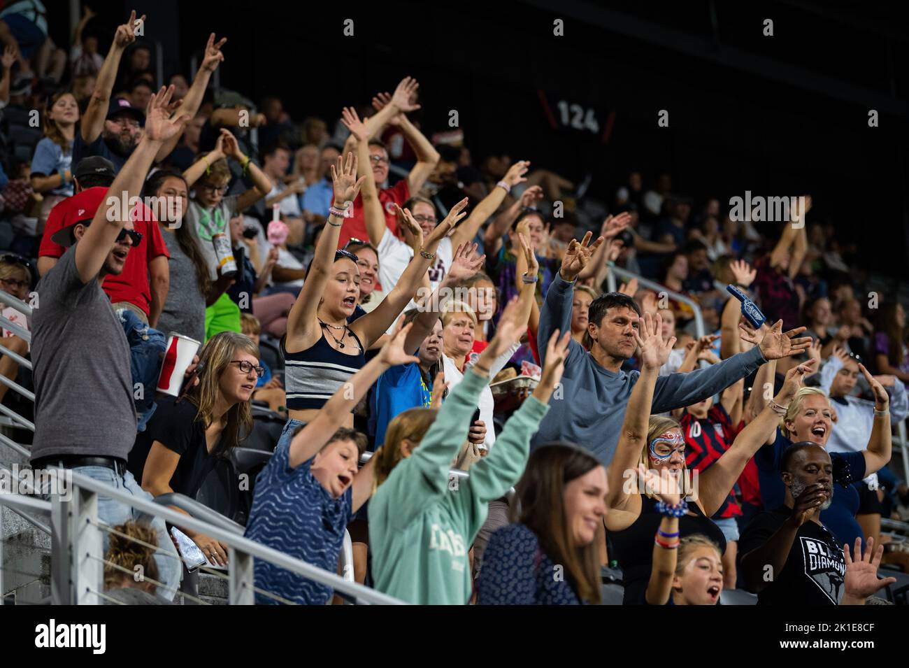 Washington, USA. 17. September 2022. Die Anhänger der Geistigen in den Tribünen rufen zu T-Shirts auf, die von den Teammitgliedern während der Halbzeit eines Sieges der Washington Spirit 2-0 gegen den NJ/NY Gotham FC in der National Women's Soccer League (NWSL) am Samstag auf dem Audi Field in Washington, DC, geworfen werden. 17. September 2022. (Graeme Sloan/Sipa USA) Quelle: SIPA USA/Alamy Live News Stockfoto