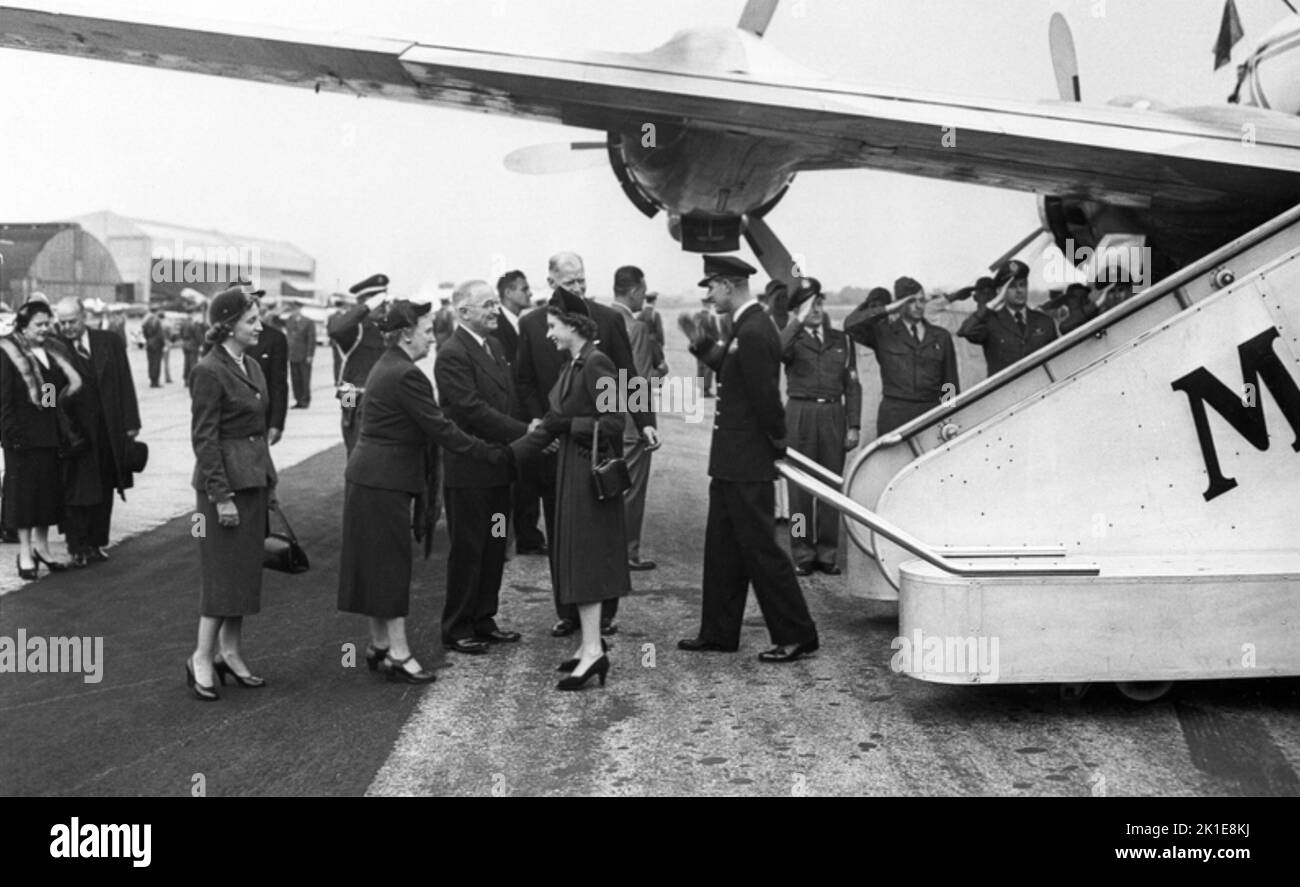 Prinzessin Elizabeth (zukünftige Königin Elizabeth II.) und Prinz Philip, Herzog von Edinburgh, werden von Präsident Harry S. Truman, seiner Frau Bess und seiner Tochter Margaret, Am Washington National Airport in Arlington, Virginia, am 31. Oktober 1951. (USA) Stockfoto