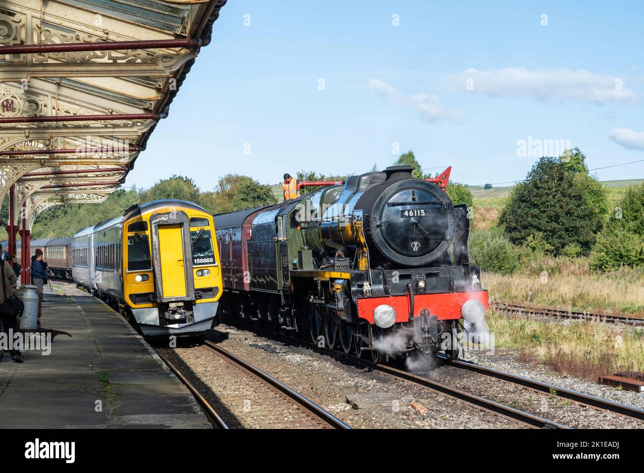 Der LMS Royal Scot der Klasse 46115 Scots Guardsman und ein moderner Dieselzug am Bahnhof Hellifield, Yorkshire Stockfoto