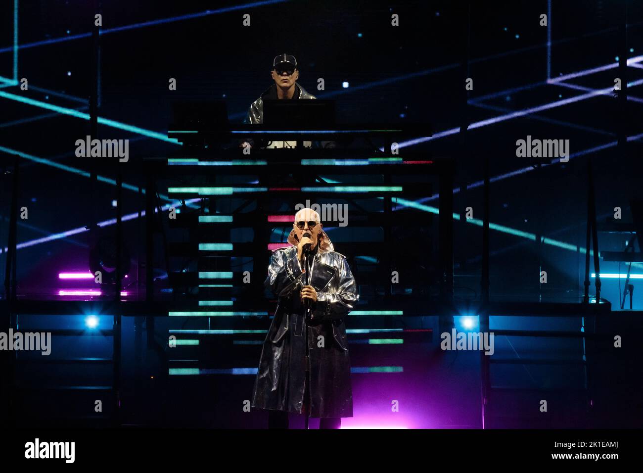 Toronto, Kanada. 17. September 2022. Neil Tennant von Pet Shop Boys tritt in einem silbernen Metallic-Regenmantel und einer Sonnenbrille auf. Chris Lowe wird im Hintergrund auf der Budweiser Stage in Toronto, KANADA, gesehen.Quelle: Bobby Singh/Alamy Live News Stockfoto