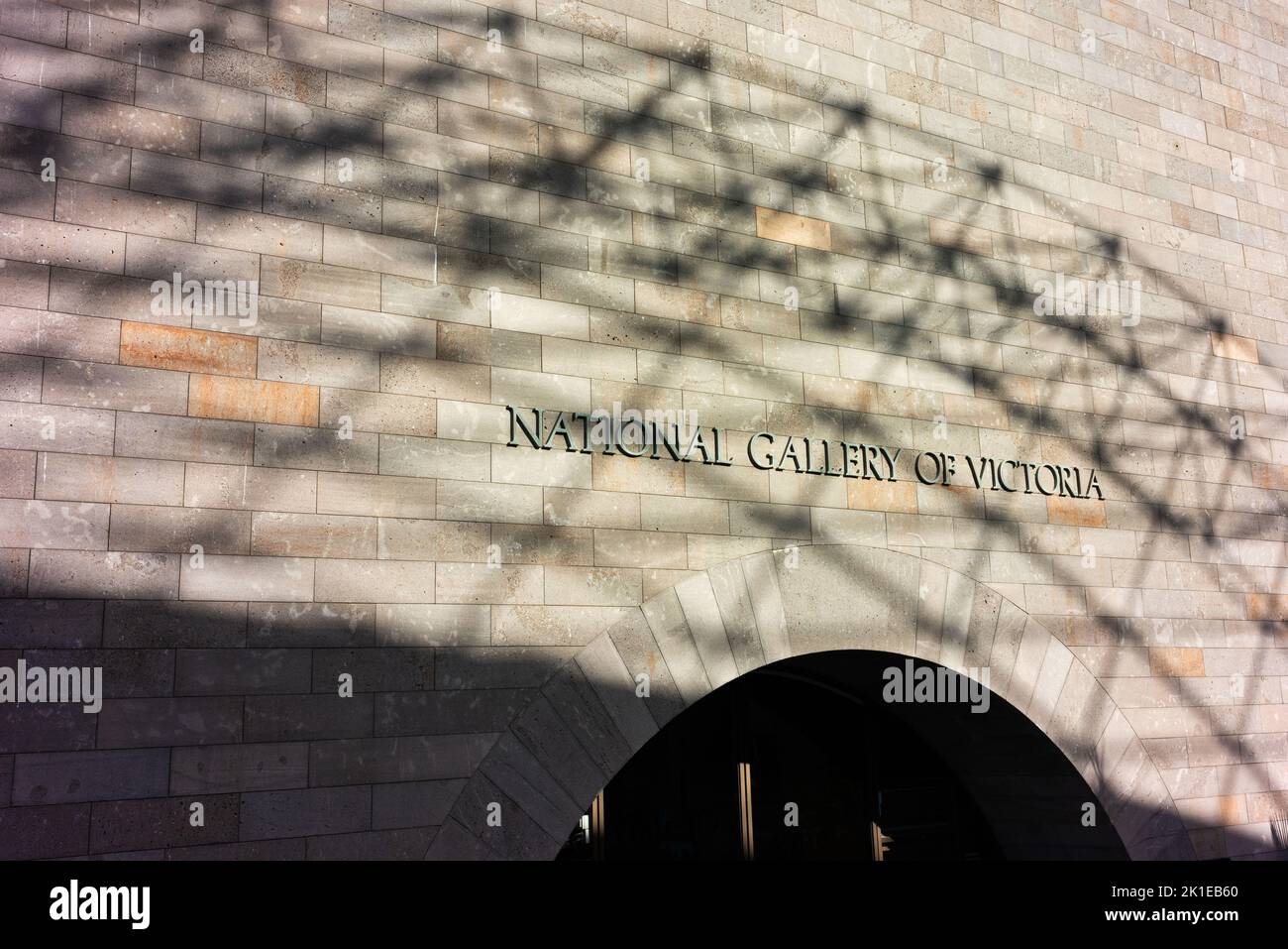 National Gallery of Victoria Gebäude mit Schatten der Turmstruktur. Stockfoto