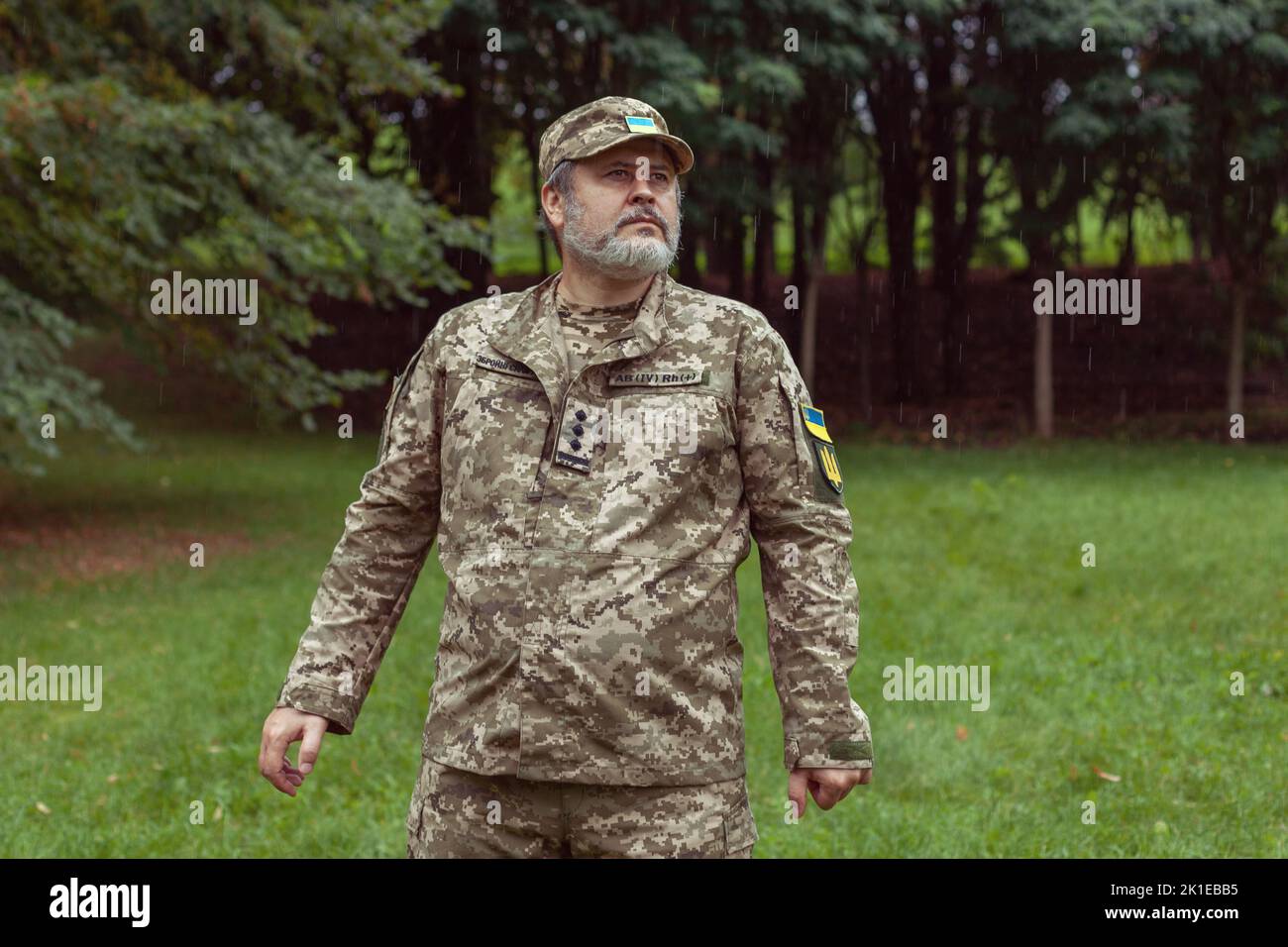 Porträt eines ukrainischen Soldaten im Wald. Krieg in der Ukraine, Konflikt, Kampf. Stockfoto