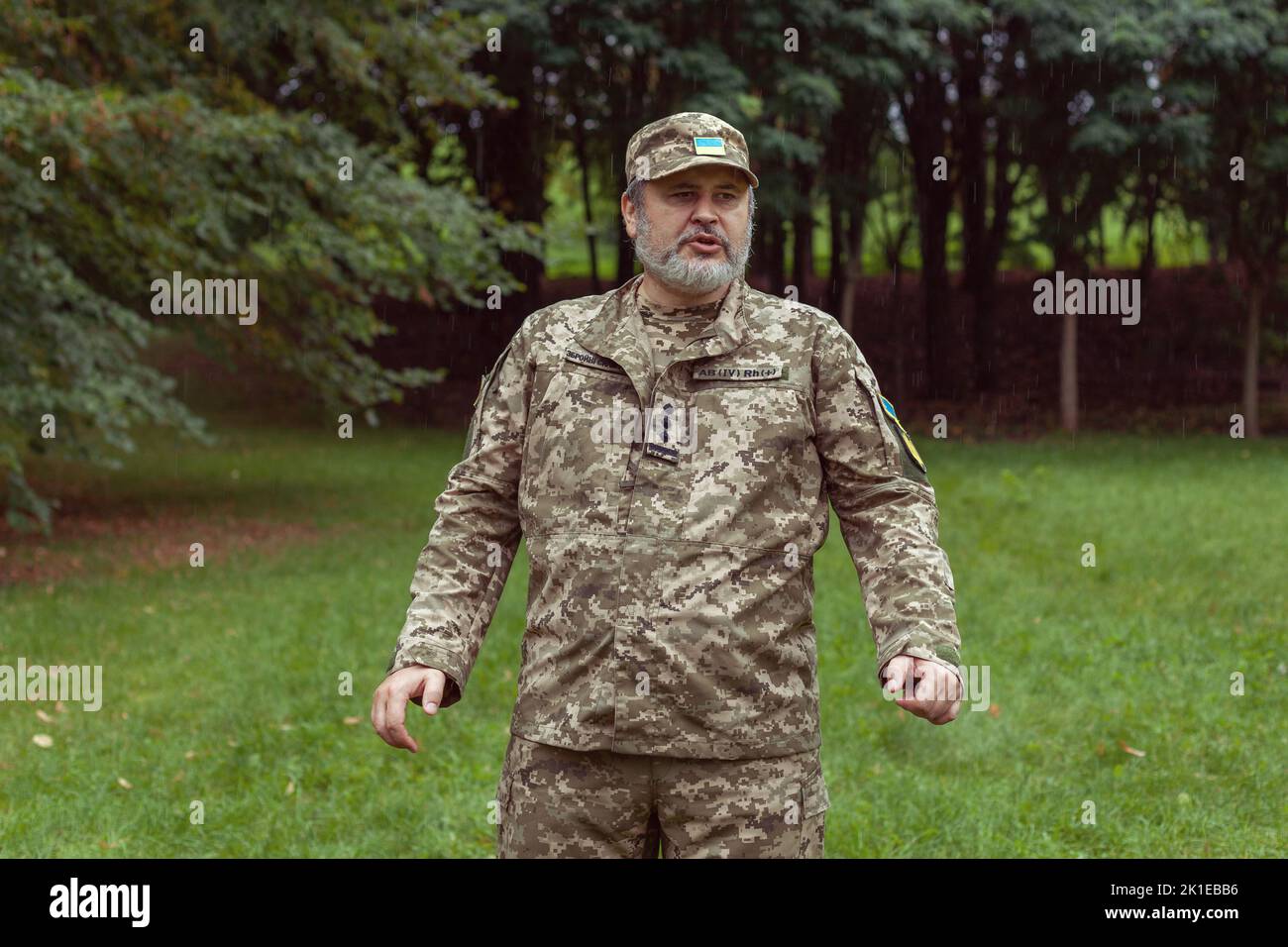 Porträt eines ukrainischen Soldaten im Wald. Krieg in der Ukraine, Konflikt, Kampf. Stockfoto