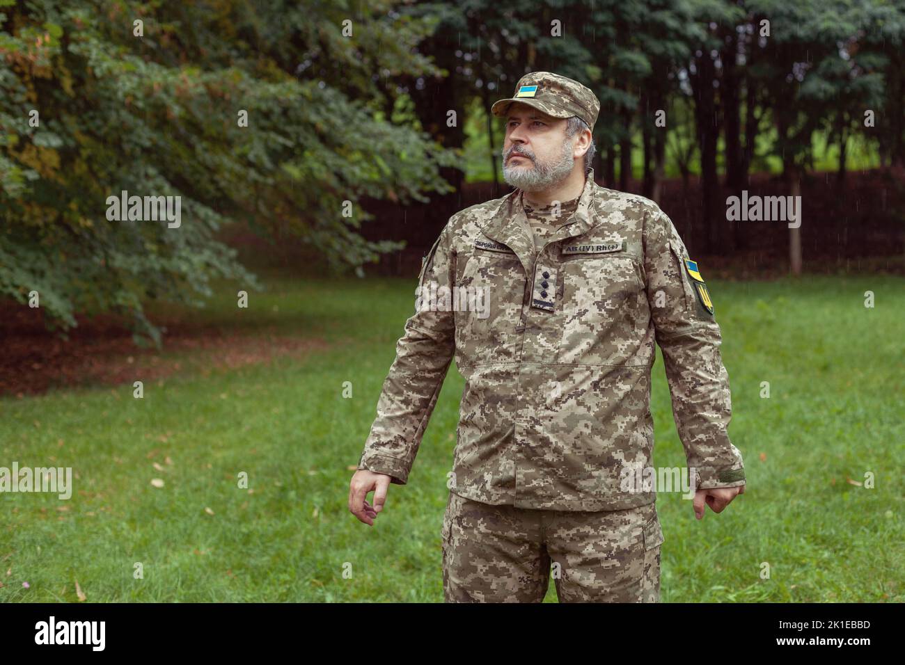 Porträt eines ukrainischen Soldaten im Wald. Krieg in der Ukraine, Konflikt, Kampf. Stockfoto