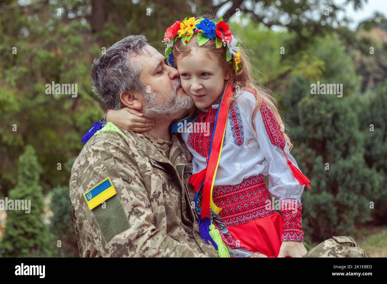 Porträt eines ukrainischen Soldaten mit seiner kleinen Tochter. Lang erwartete Sitzung. Stockfoto