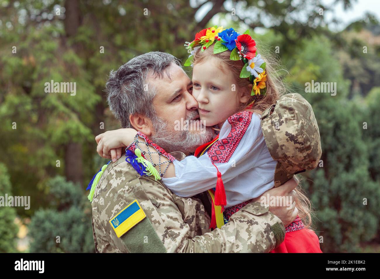 Porträt eines ukrainischen Soldaten mit seiner kleinen Tochter. Lang erwartete Sitzung. Stockfoto