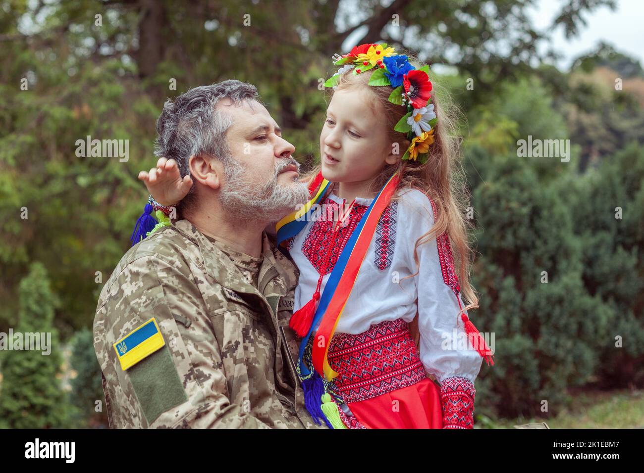 Porträt eines ukrainischen Soldaten mit seiner kleinen Tochter. Lang erwartete Sitzung. Stockfoto