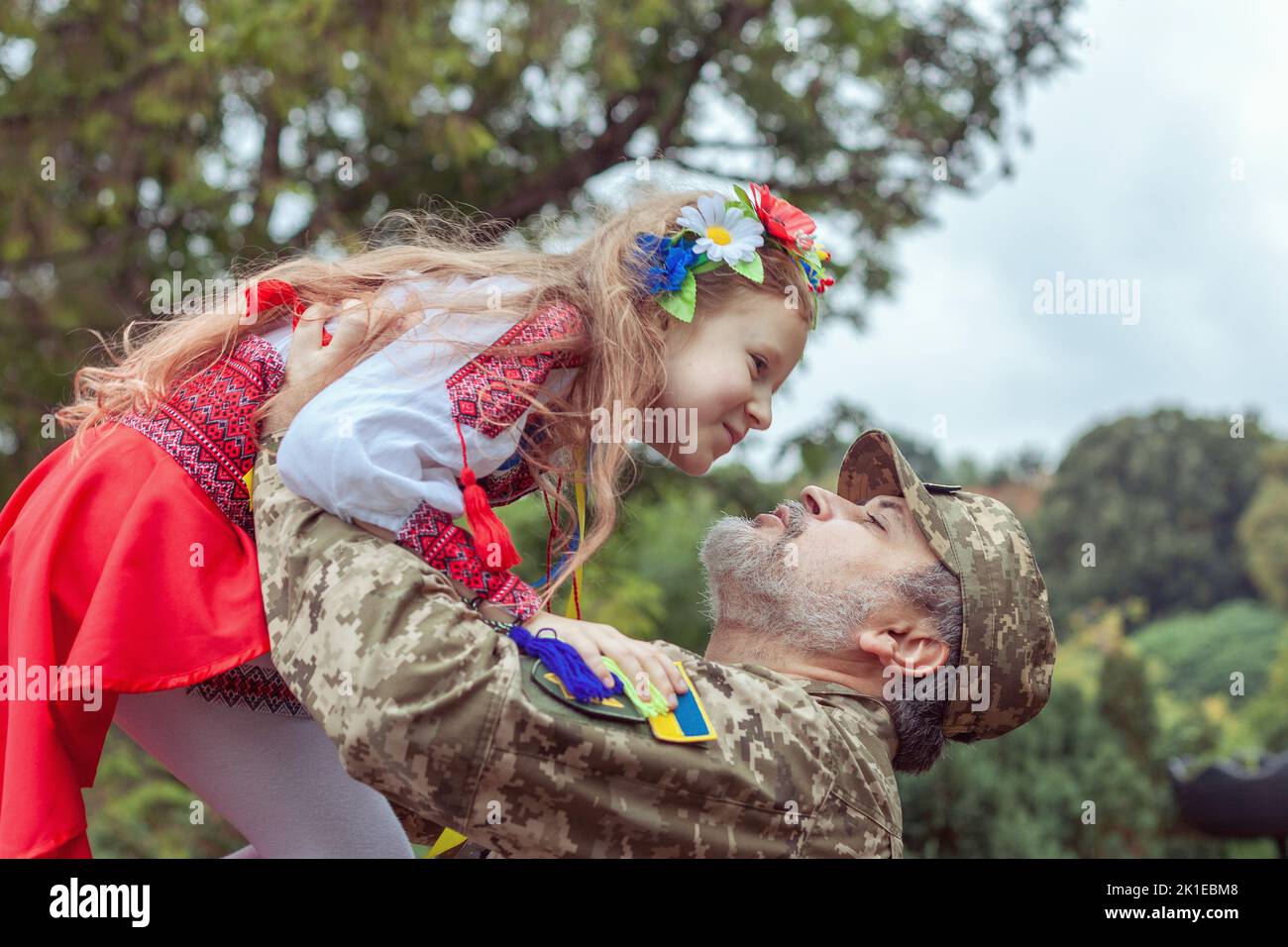 Kleines ukrainisches Mädchen trifft Vater aus dem Krieg. Ukraine, Konflikt, Krieg. Stockfoto