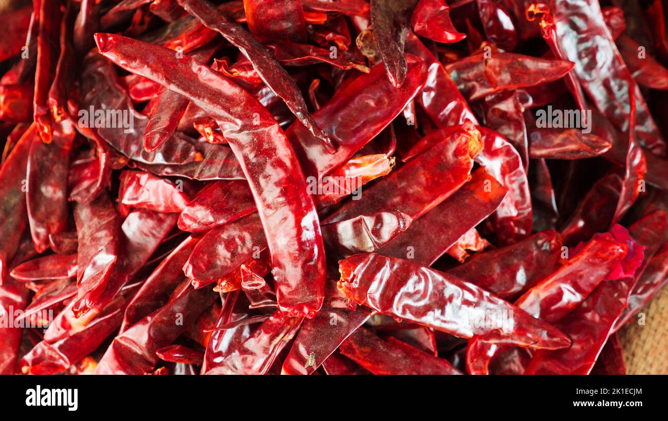 Haufen getrockneter roter Chilischoten. Haufen getrockneter roter Chilischote auf dem Straßenmarkt. Stockfoto