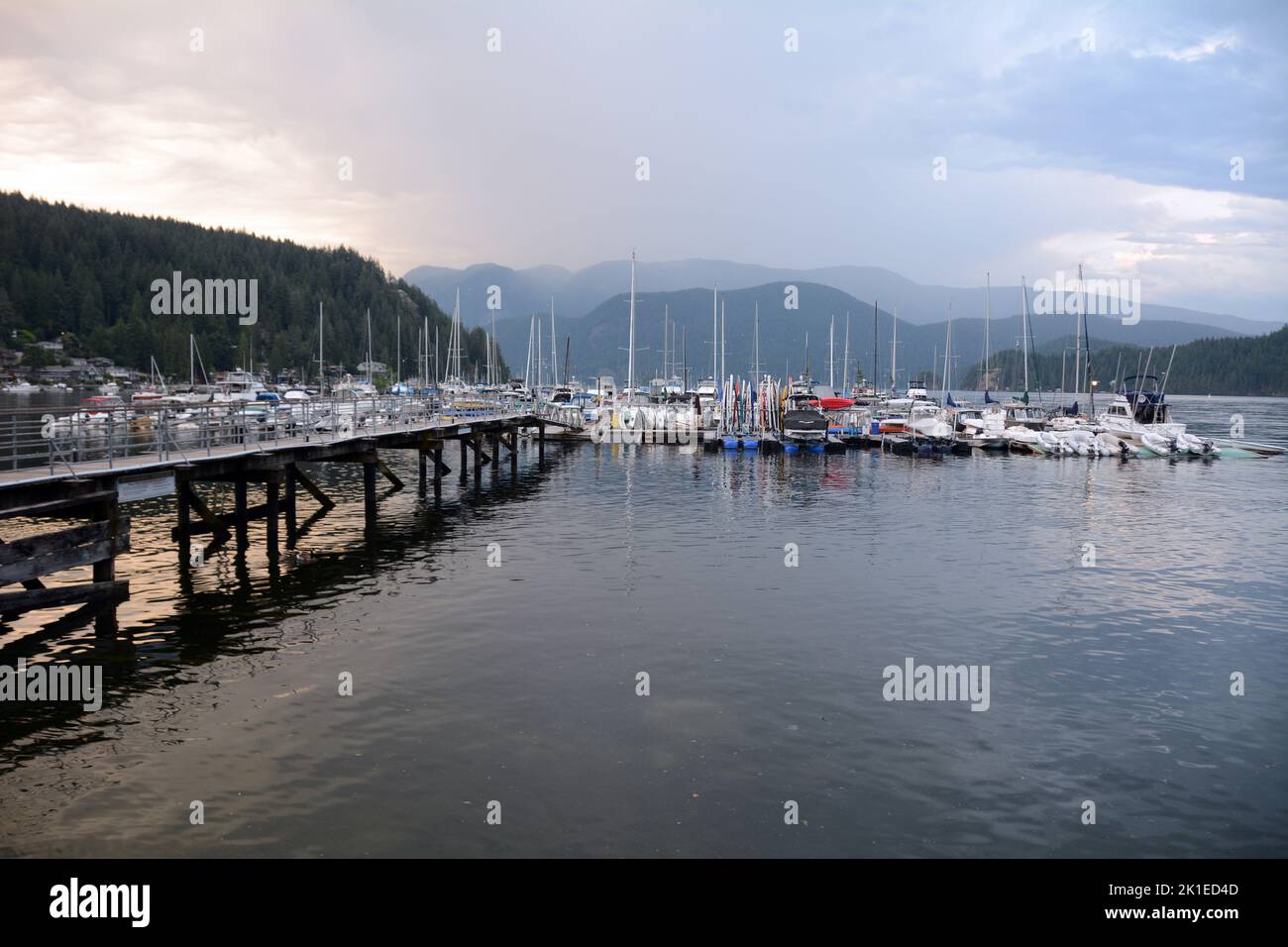 Der Yachthafen und die North Shore Mountains in der Gemeinde Deep Cove am Burrard Inlet/Indian Arm, North Vancouver, British Columbia, Kanada. Stockfoto