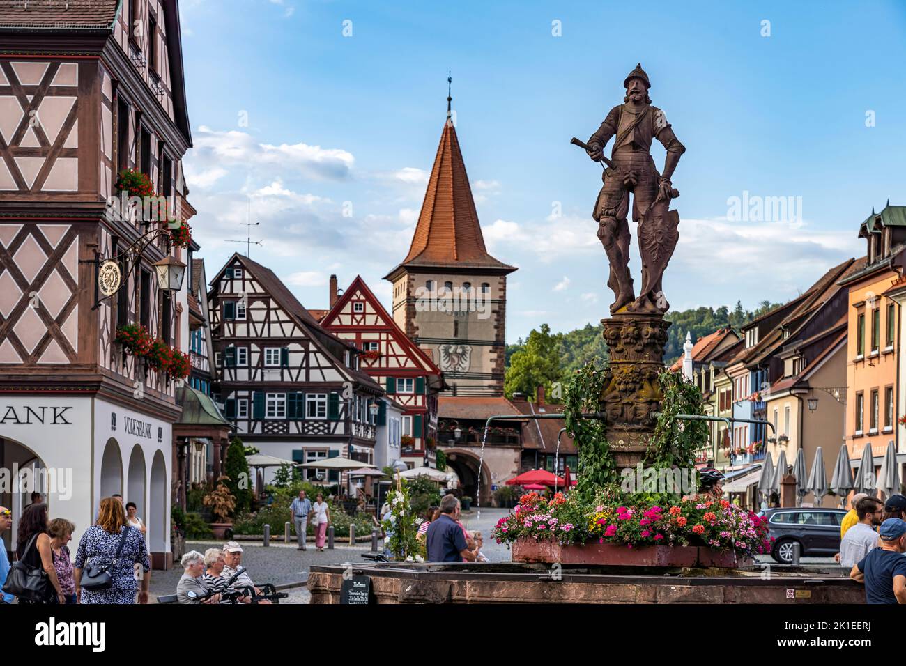 Ritter auf dem Röhrbrunnen, Obertor und Fachwerkhäuser in der Altstadt von Gengenbach, Schwarzwald, Baden-Württemberg, Deutschland | Ritterstatue Stockfoto