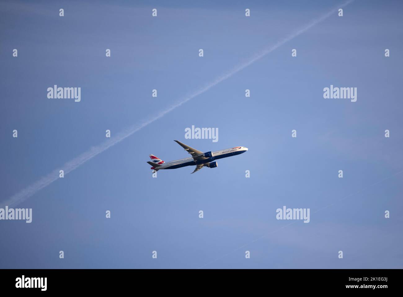 Windsor, Großbritannien. 17. September 2022. Ein Flugzeug der British Airways fliegt über den Londoner Luftraum. Kredit: SOPA Images Limited/Alamy Live Nachrichten Stockfoto