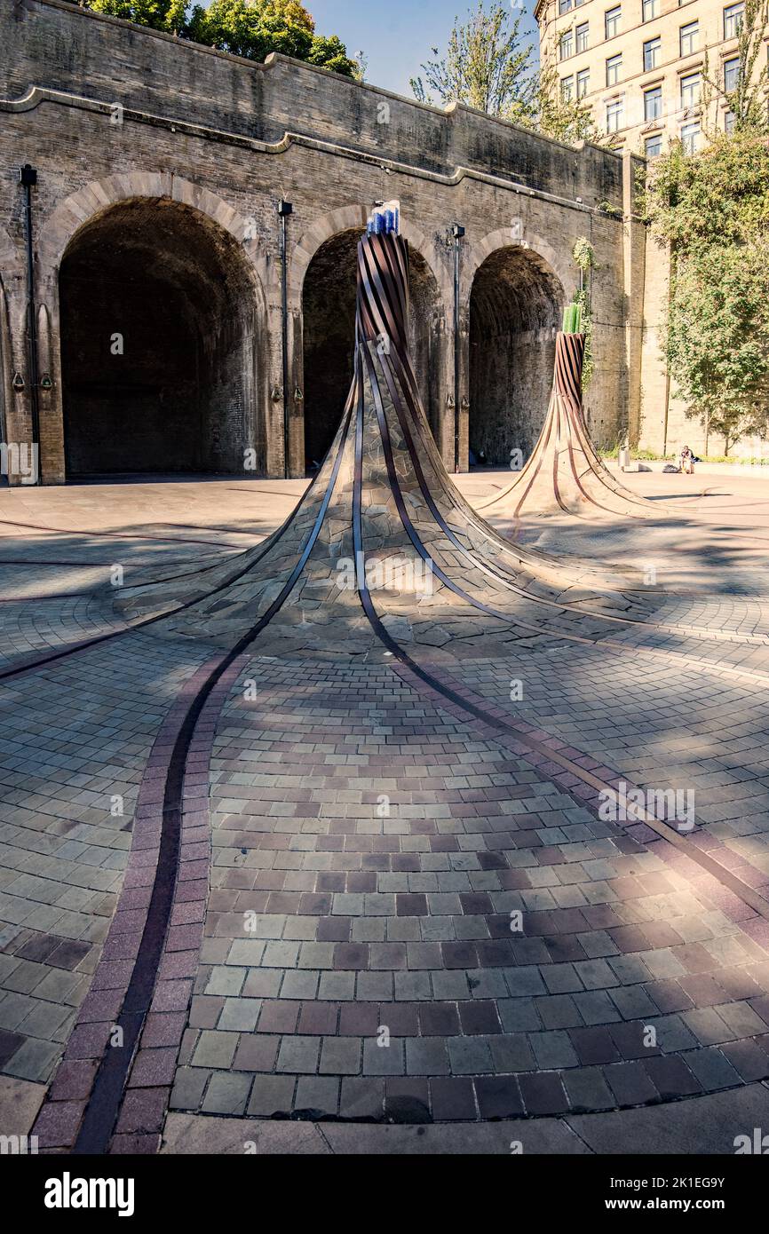 Fibers, eine ortsspezifische Skulptur am St. Blaise Square, in der Nähe des Bahnhofs Forster Square, alte Bahnlinien, geschwungenere Säulen und Optik. Stockfoto