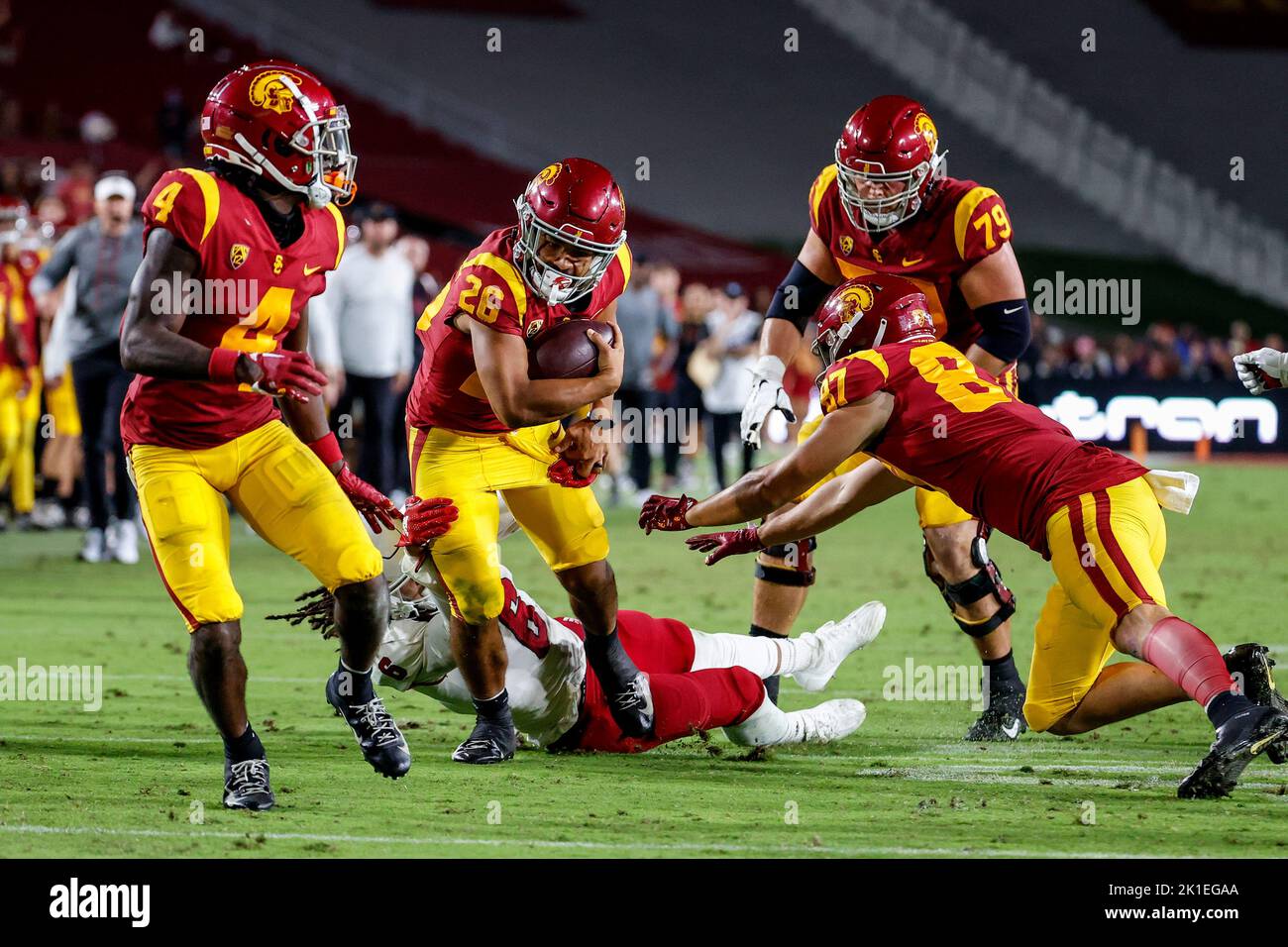 Los Angeles, Kalifornien, USA. 17. September 2022. Der Süden Kaliforniens, der zurückläuft Travis Dye (26), wird von Levelle Bailey (6), dem Linienvorsteher des Bundesstaates Fresno, während eines NCAA-College-Fußballspiels am Samstag, den 2022. September in Los Angeles angegangen. (Bild: © Ringo Chiu/ZUMA Press Wire) Stockfoto