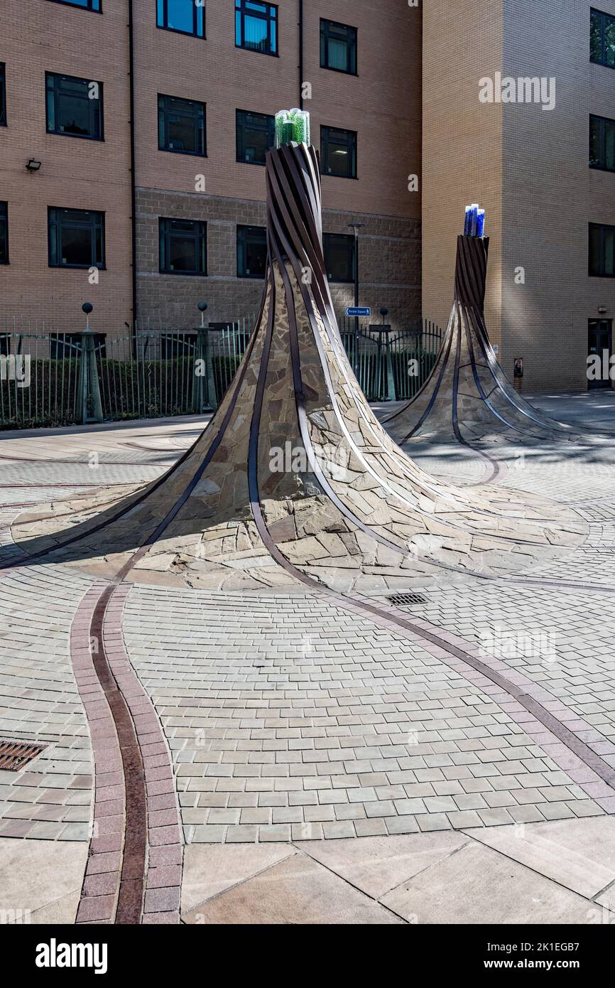 Fibers, eine ortsspezifische Skulptur am St. Blaise Square, in der Nähe des Bahnhofs Forster Square, alte Bahnlinien, geschwungenere Säulen und Optik. Stockfoto