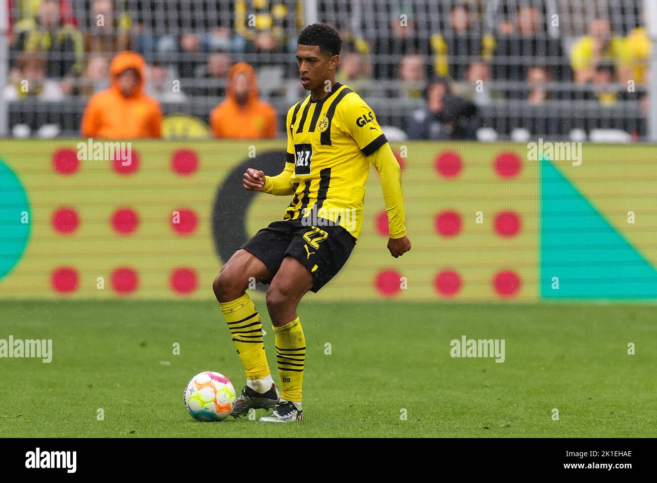 DORTMUND, DEUTSCHLAND - 17. SEPTEMBER: Jude Bellingham von Borussia Dortmund beim Bundesliga-Spiel zwischen Borussia Dortmund und FC Schalke 04 im Signal Iduna Park am 17. September 2022 in Dortmund (Foto: Marcel ter Bals/Orange Picles) Stockfoto