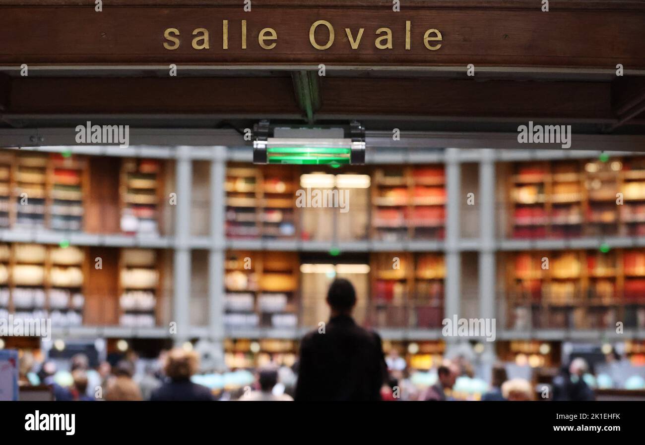 Paris, Frankreich. 17. September 2022. Besucher besuchen den Oval Room der Richelieu French National Library in Paris, Frankreich, 17. September 2022. Nach 12 Jahren Renovierung wurde die Stätte von Richelieu der Französischen Nationalbibliothek am Samstag, dem ersten Tag der jährlichen Europäischen Tage des Denkmals, wieder für die Öffentlichkeit zugänglich gemacht. Kredit: Gao Jing/Xinhua/Alamy Live Nachrichten Stockfoto