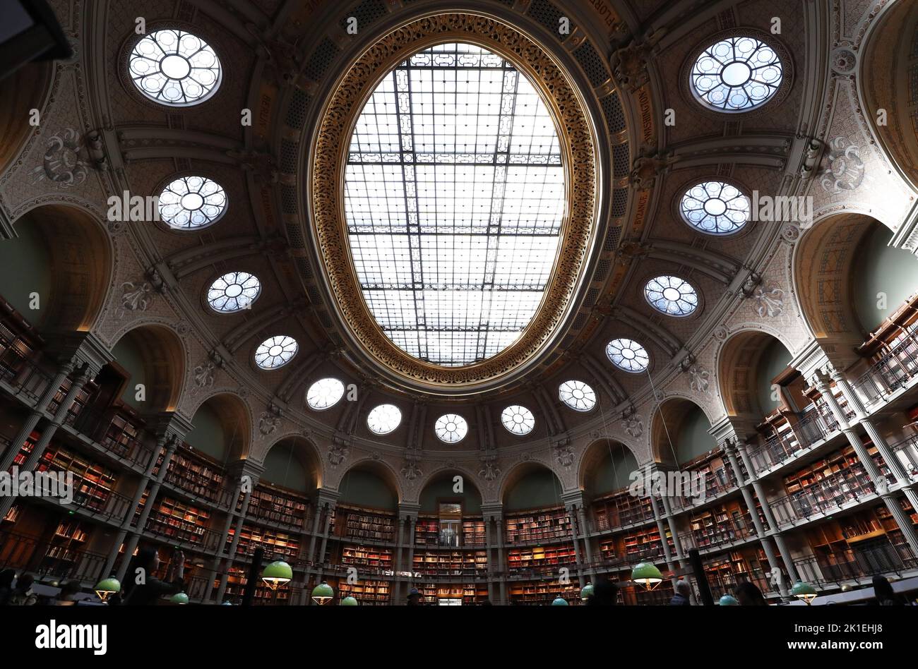 Paris, Frankreich. 17. September 2022. Besucher besuchen den Oval Room der Richelieu French National Library in Paris, Frankreich, 17. September 2022. Nach 12 Jahren Renovierung wurde die Stätte von Richelieu der Französischen Nationalbibliothek am Samstag, dem ersten Tag der jährlichen Europäischen Tage des Denkmals, wieder für die Öffentlichkeit zugänglich gemacht. Kredit: Gao Jing/Xinhua/Alamy Live Nachrichten Stockfoto