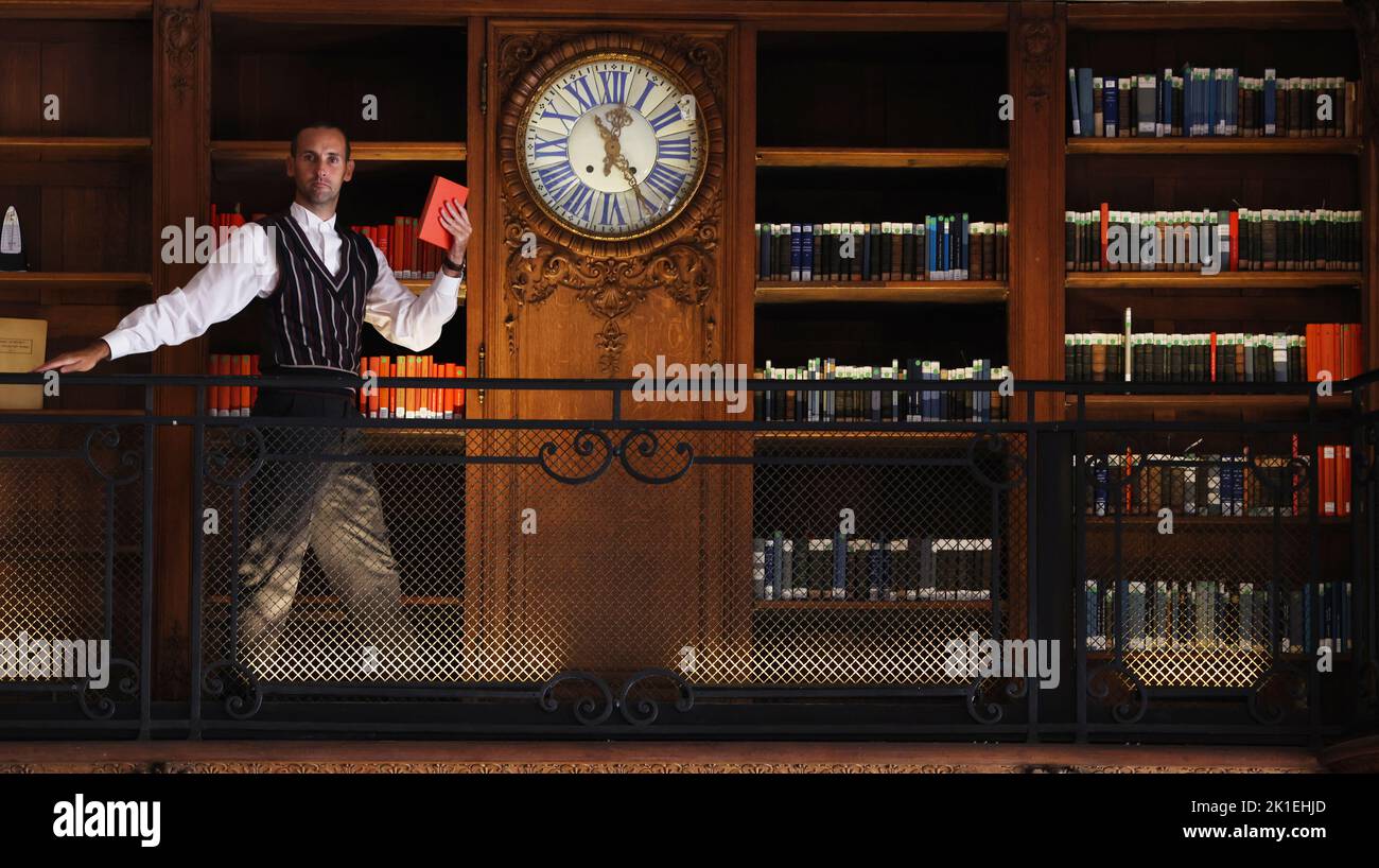 Paris, Frankreich. 17. September 2022. Ein Künstler tritt am 17. September 2022 in der französischen Nationalbibliothek Richelieu in Paris auf. Nach 12 Jahren Renovierung wurde die Stätte von Richelieu der Französischen Nationalbibliothek am Samstag, dem ersten Tag der jährlichen Europäischen Tage des Denkmals, wieder für die Öffentlichkeit zugänglich gemacht. Kredit: Gao Jing/Xinhua/Alamy Live Nachrichten Stockfoto