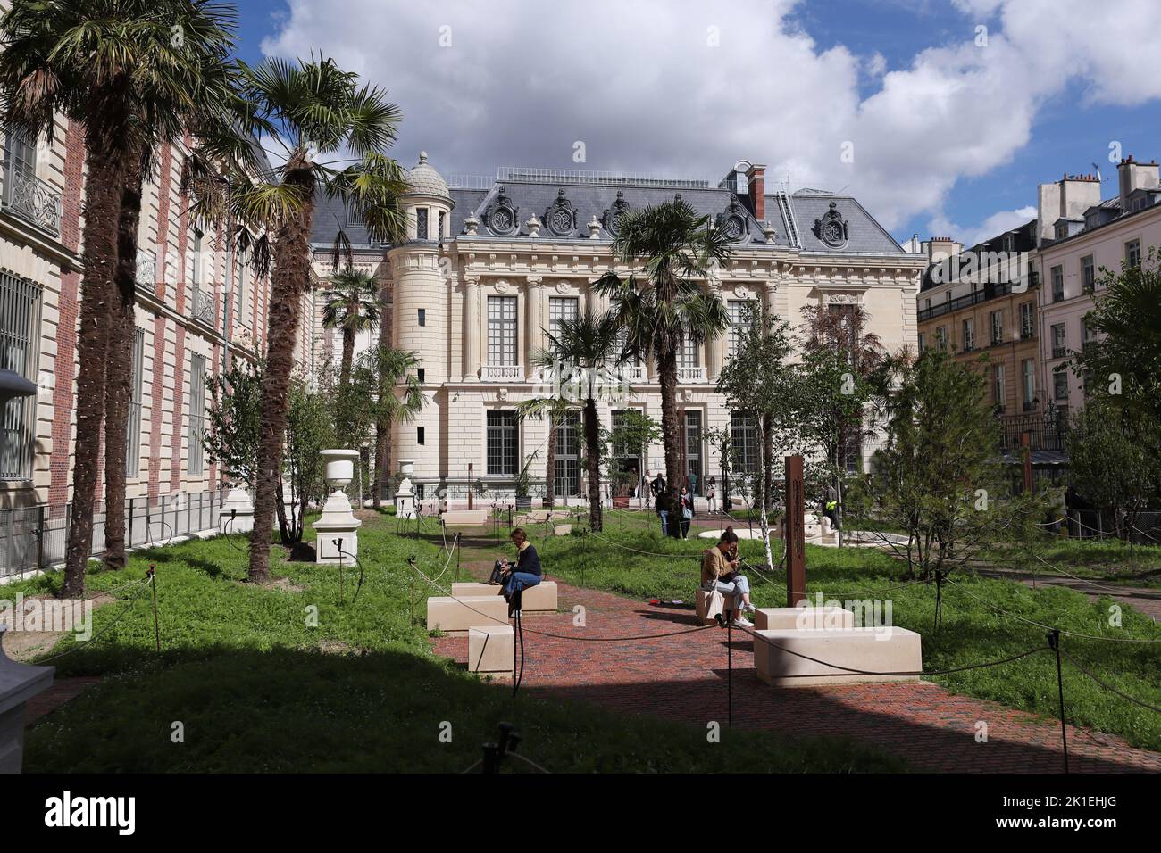 Paris, Frankreich. 17. September 2022. Besucher besuchen die französische Nationalbibliothek Richelieu in Paris, Frankreich, 17. September 2022. Nach 12 Jahren Renovierung wurde die Stätte von Richelieu der Französischen Nationalbibliothek am Samstag, dem ersten Tag der jährlichen Europäischen Tage des Denkmals, wieder für die Öffentlichkeit zugänglich gemacht. Kredit: Gao Jing/Xinhua/Alamy Live Nachrichten Stockfoto