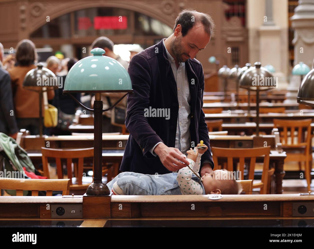 Paris, Frankreich. 17. September 2022. Ein Mann pflegt sein Baby an der Richelieu French National Library in Paris, Frankreich, 17. September 2022. Nach 12 Jahren Renovierung wurde die Stätte von Richelieu der Französischen Nationalbibliothek am Samstag, dem ersten Tag der jährlichen Europäischen Tage des Denkmals, wieder für die Öffentlichkeit zugänglich gemacht. Kredit: Gao Jing/Xinhua/Alamy Live Nachrichten Stockfoto