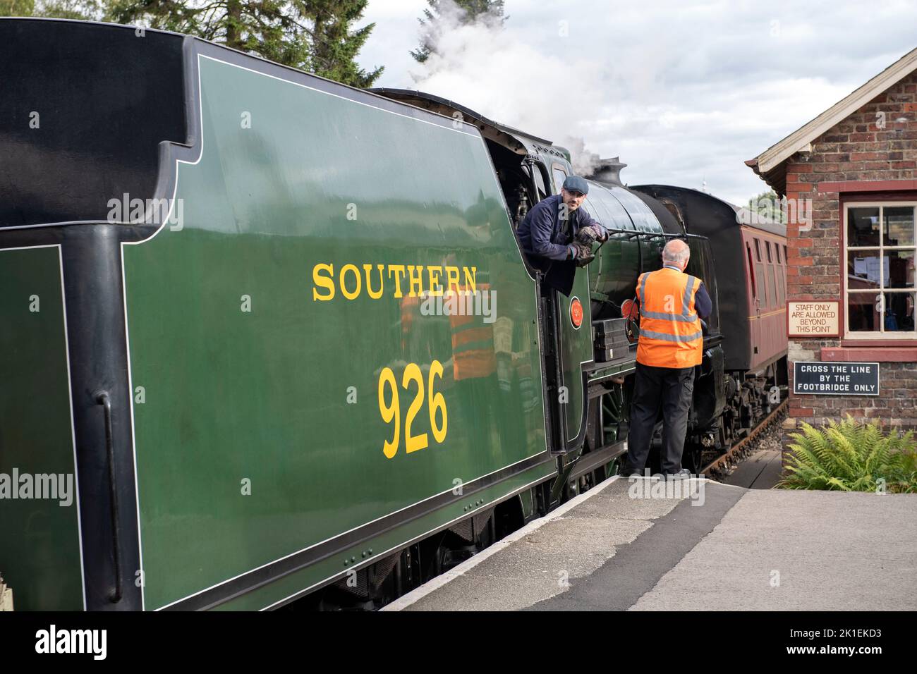 Der Dampfzug Repton 926, der auf der North York Moors Railway in die Goathland Station fährt. Stockfoto