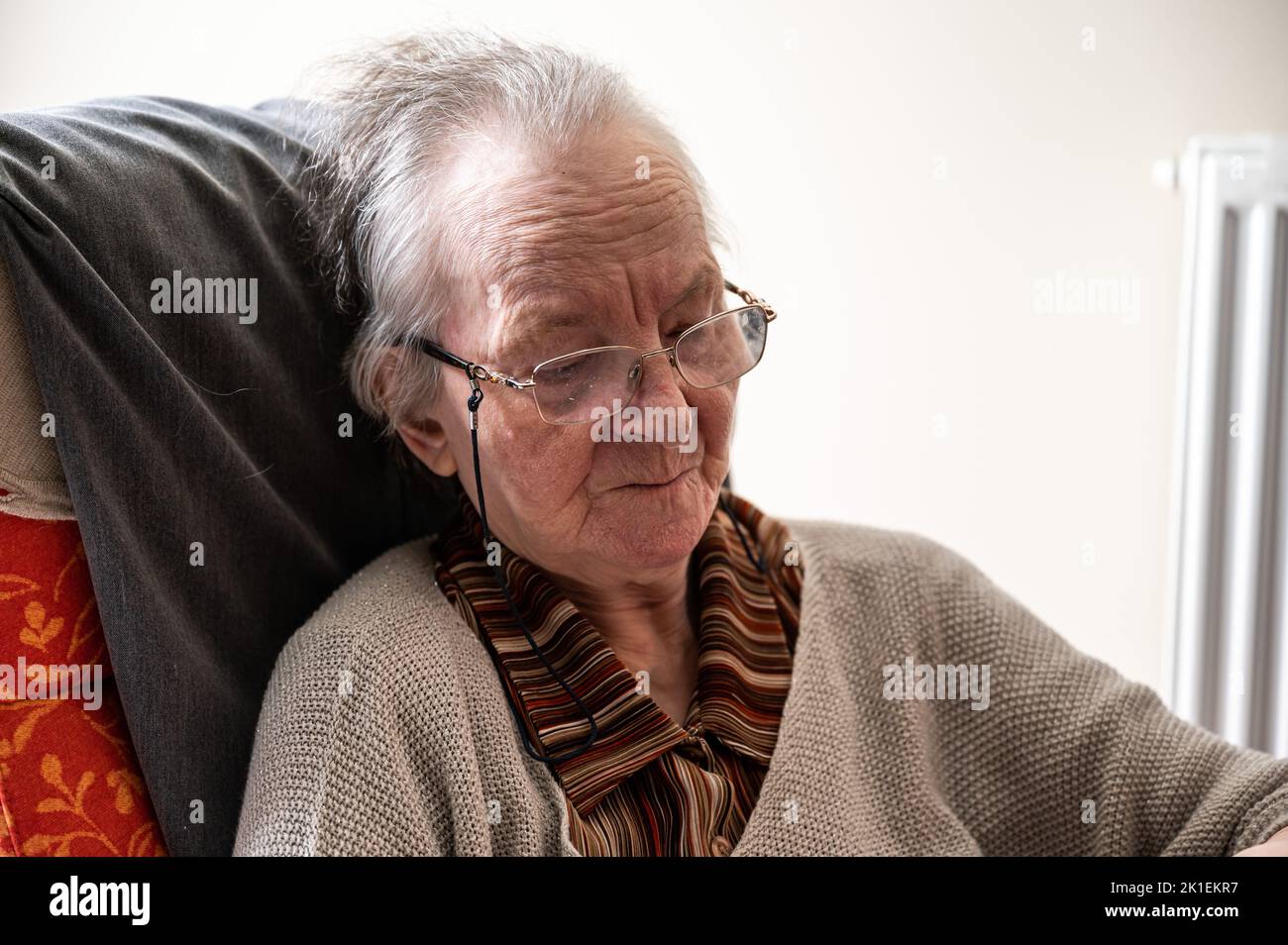 Innenporträt einer 84-jährigen Großmutter mit ausdrucksstarkem Gesicht, Tienen, Belgien Stockfoto