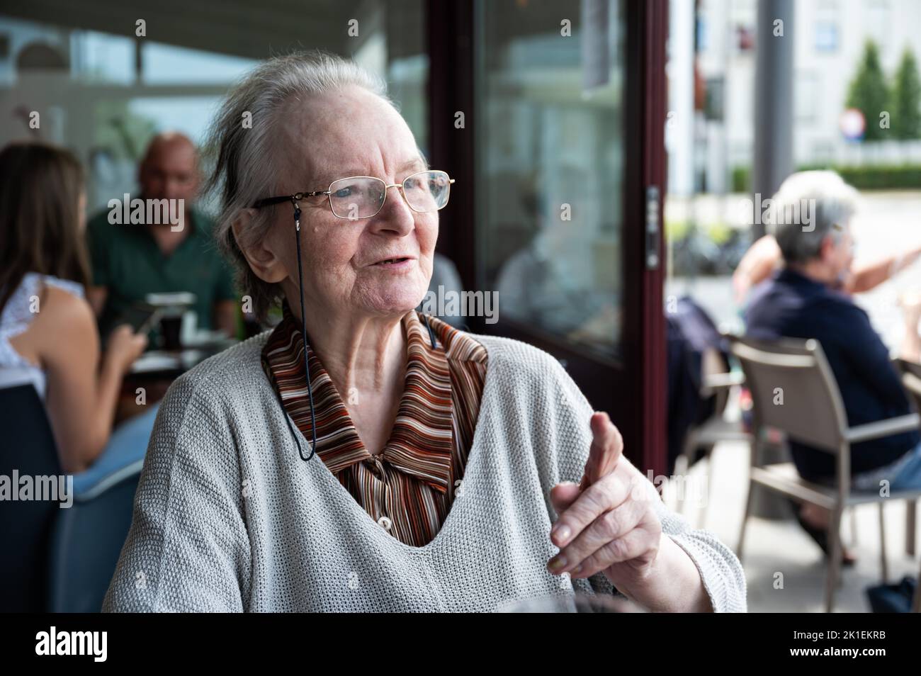 Porträt einer glücklichen 84-jährigen Großmutter mit ausdrucksstarkem Gesicht, Tienen, Belgien Stockfoto