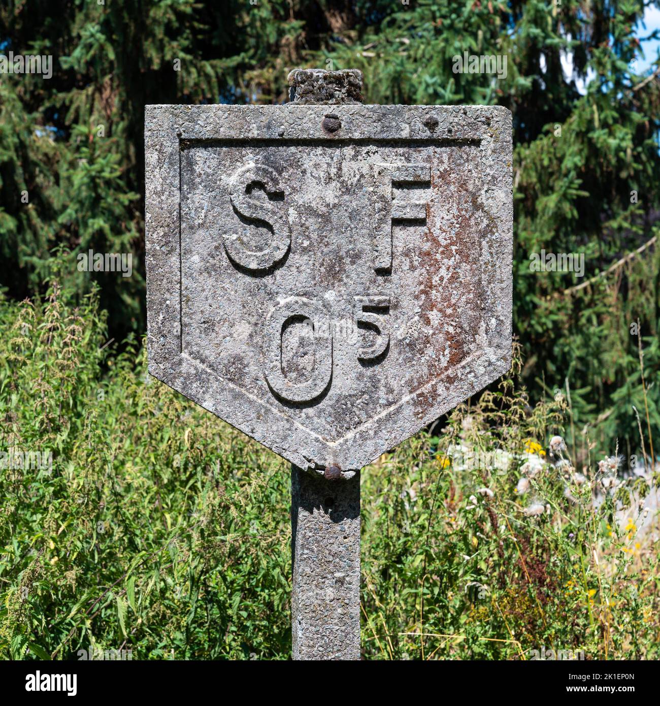 Jodoigne, Wallon Region, Belgien, 08 02 2022 - abgenutztes Steinschild mit den Buchstaben S F 05 von einer alten Eisenbahnstrecke Stockfoto