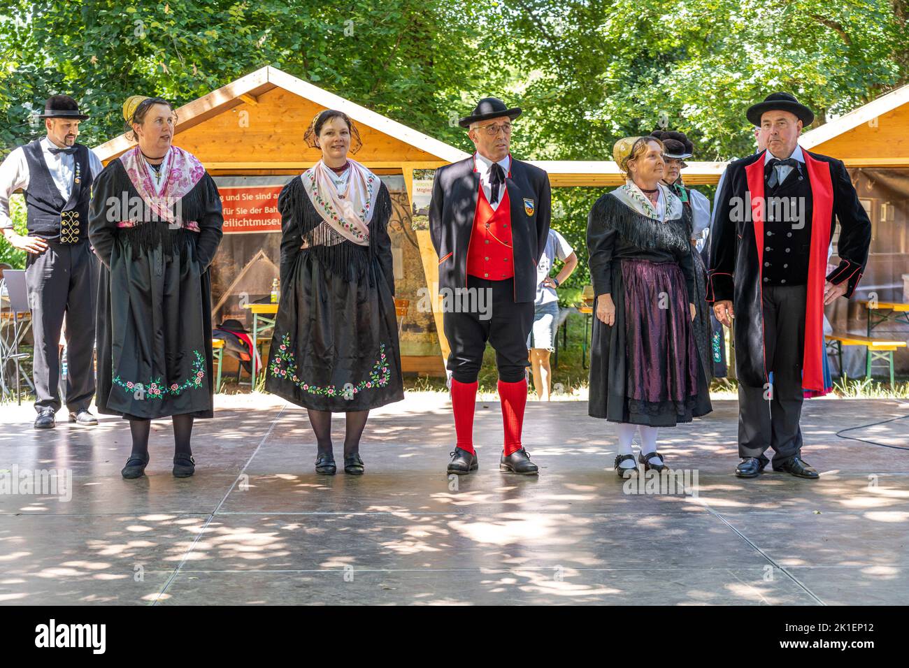 Volkstanzgruppe in Schwarzwälder Tracht, Schwarzwälder Freilichtmuseum Vogtsbauernhof, Schwarzwald, Gutach, Baden-Württemberg, Deutschland | Folk da Stockfoto