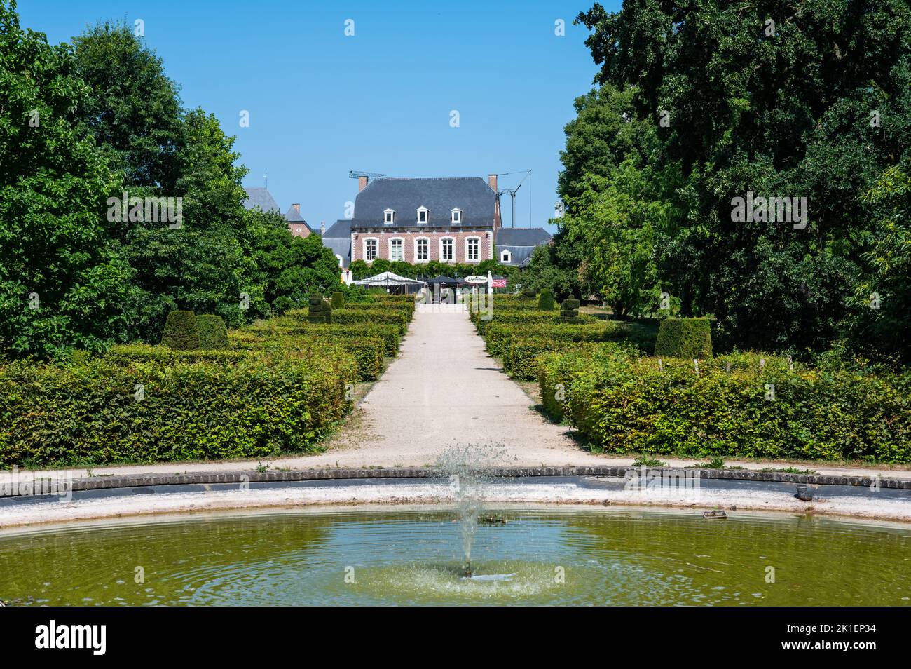 Hoegaarden, Flämisch-Brabant, Belgien, 08 02 2022 - Brunnen und Park der Gemeinde Stockfoto