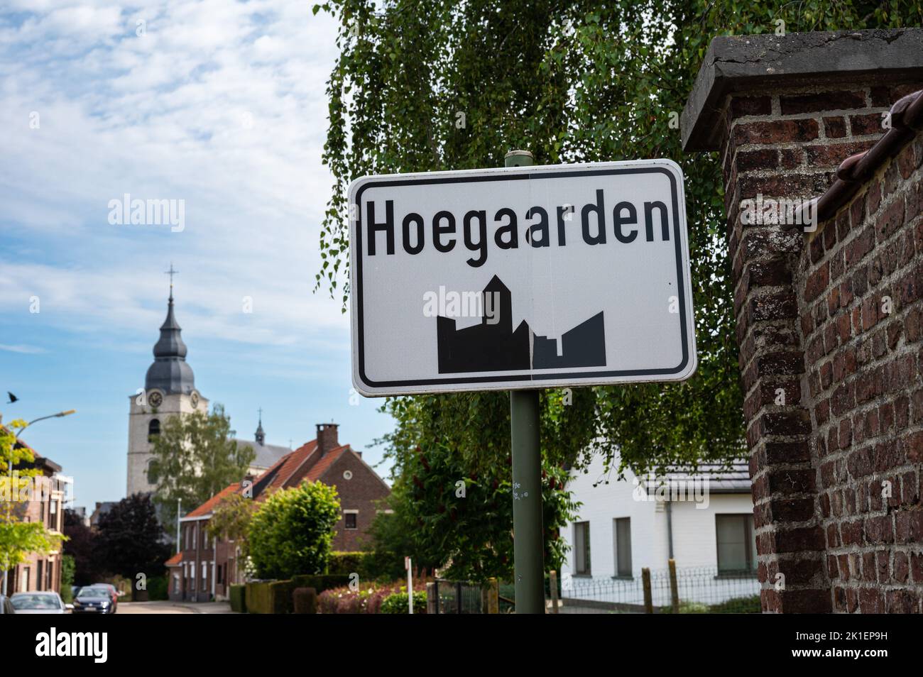 Hoegaarden, Flämisch-Brabant, Belgien , 08 01 2022 - Zeichen der Gemeinde mit den historischen Gebäuden im Hintergrund Stockfoto