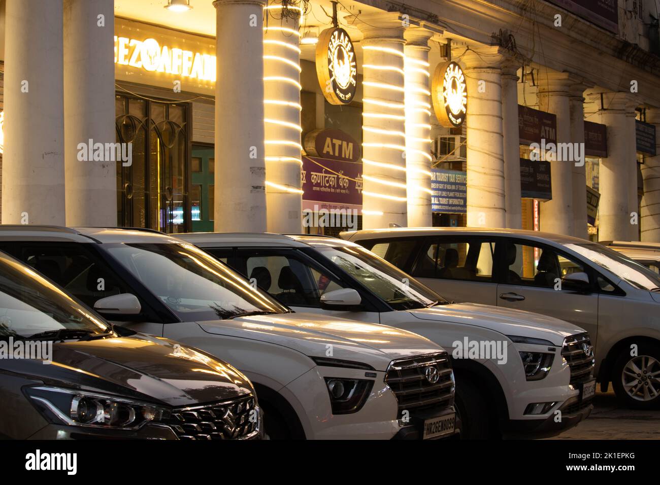 Neu Delhi, Delhi, Indien, 11 Sep 2022 - Auto vor der Restaurant Bar bei Most Visited Tourist Shopping Destination Connaught Place bei Nacht Wit geparkt Stockfoto