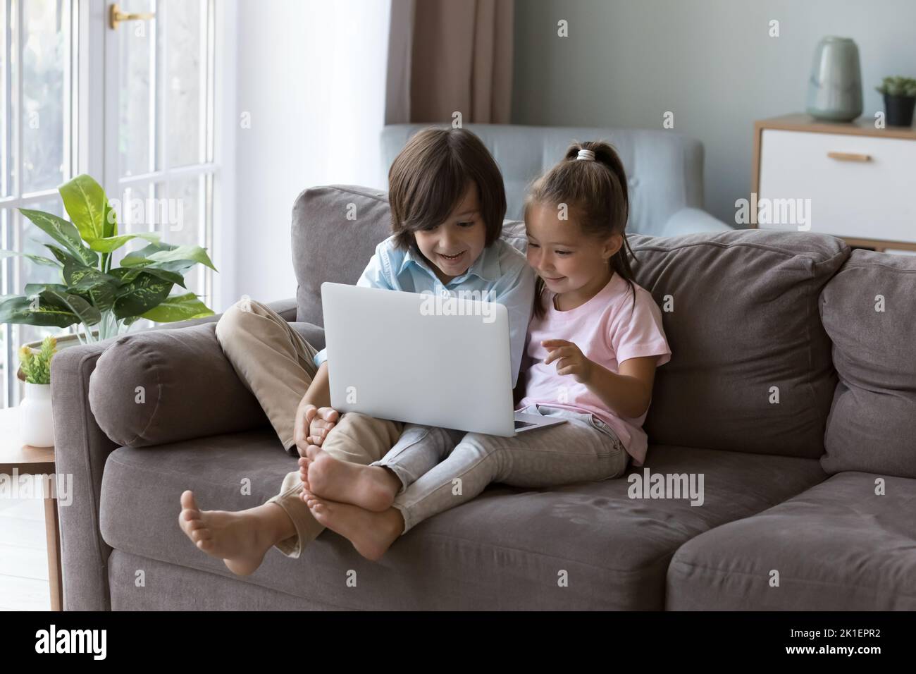 Zwei Kinder der Generation Z nutzen die Online-Lern-App auf dem Laptop Stockfoto