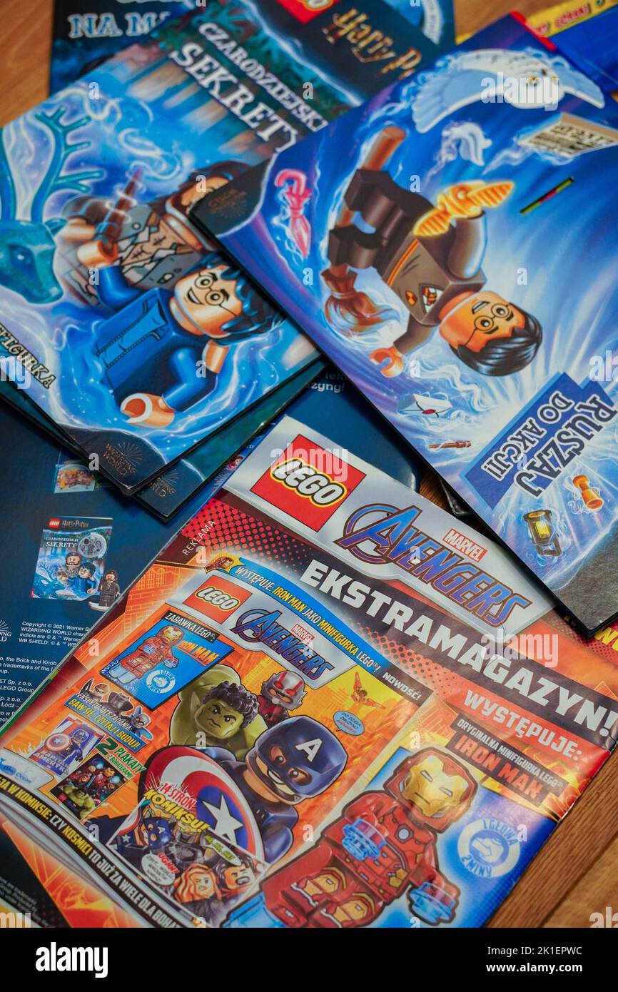 Eine Mischung aus Lego-Magazinen wie Avengers und Harry Potter, die auf dem Boden liegen. Stockfoto