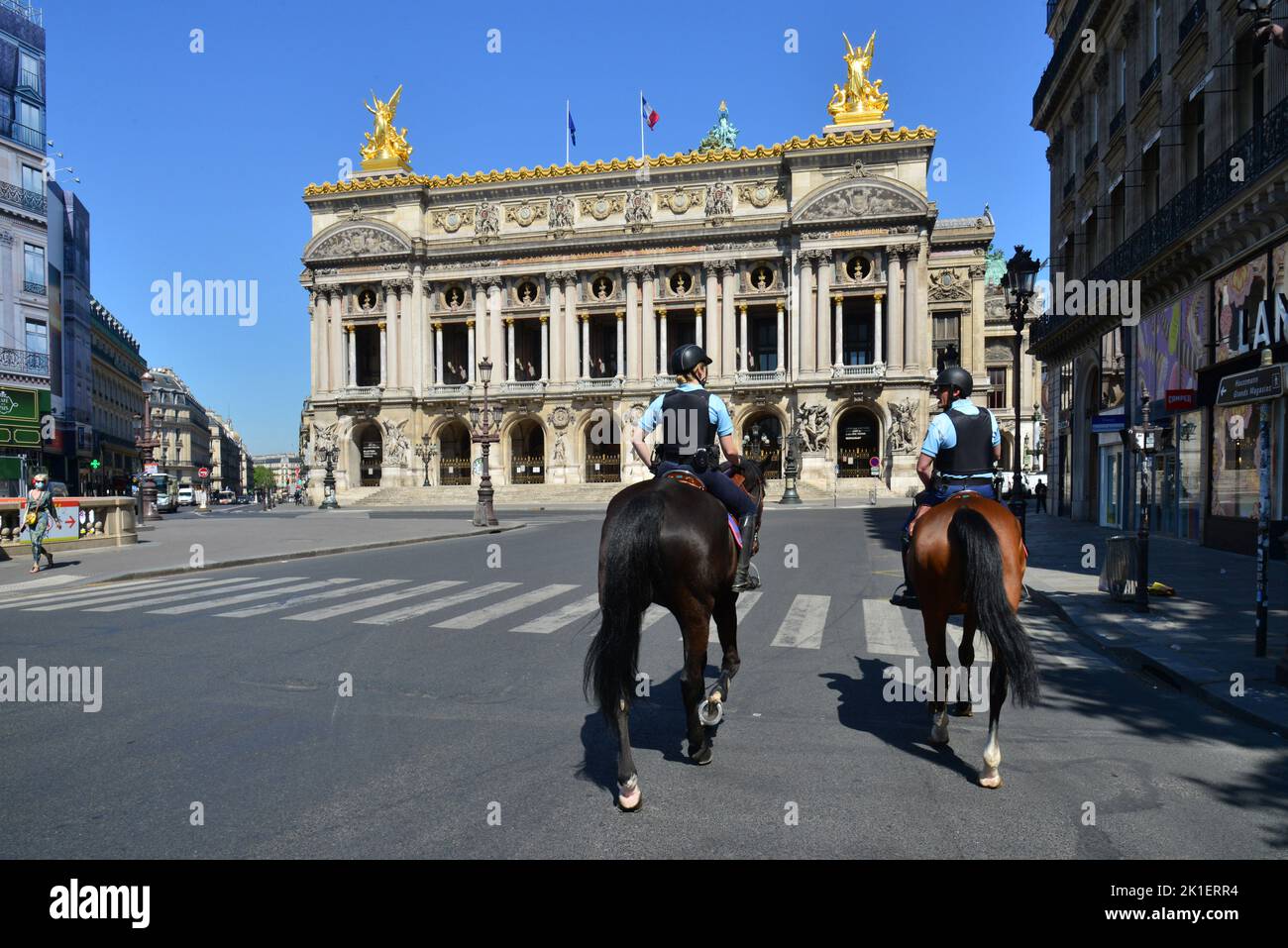 Frankreich. Paris (8.). Während der Haft im April 2020 patrouilliert die Reiterpolizei auf dem leeren Opernplatz Stockfoto