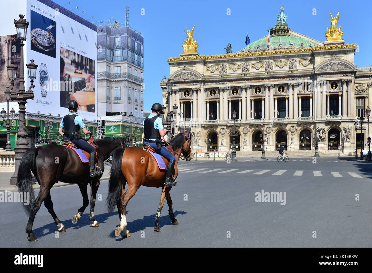 Frankreich. Paris (8.). Während der Haft im April 2020 patrouilliert die Reiterpolizei auf dem leeren Opernplatz Stockfoto