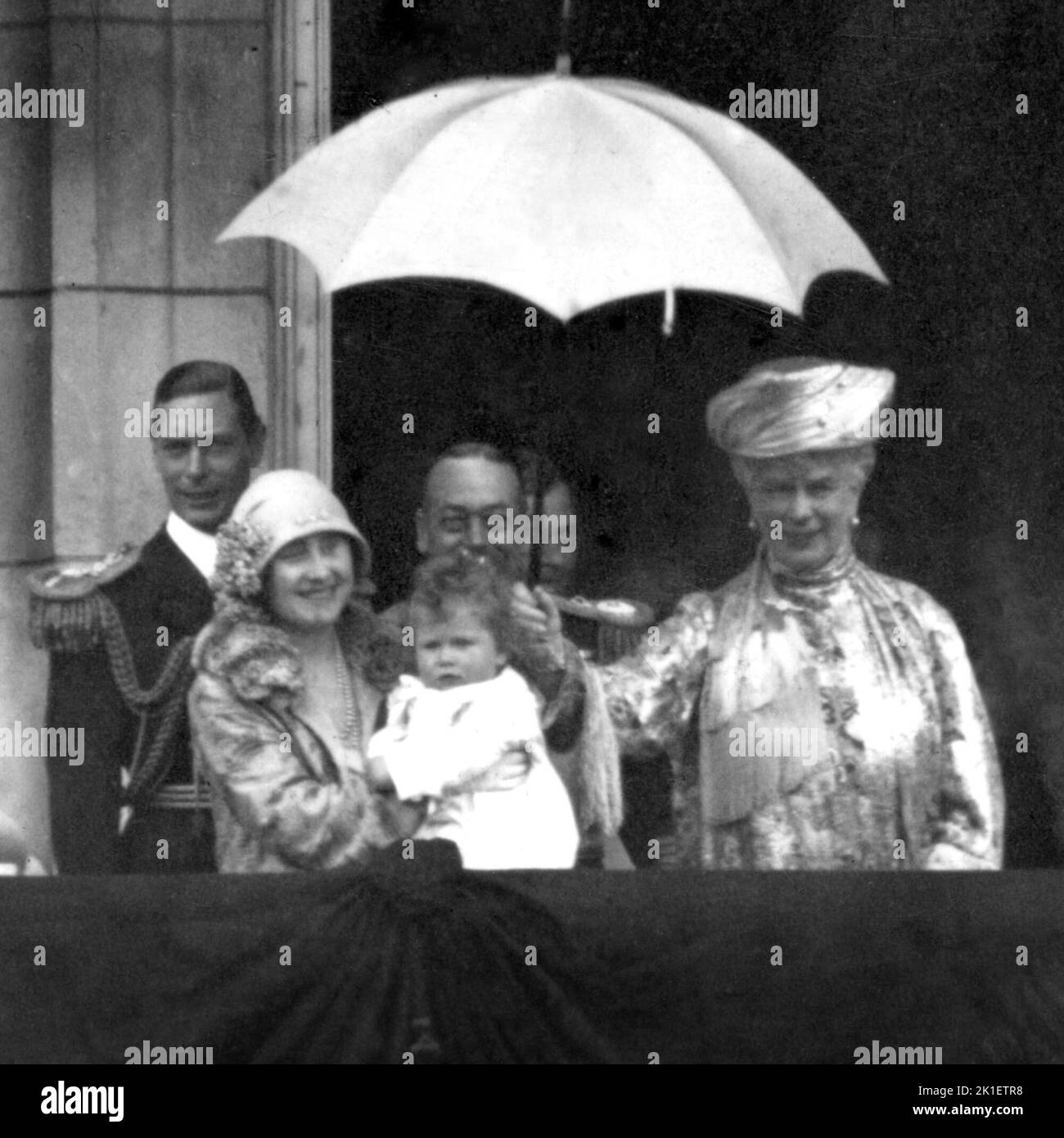 Datei-Foto vom 27/06/1927 des Herzogs und der Herzogin von York mit König George V und Königin Mary und Prinzessin Elizabeth (jetzt Königin Elizabeth II) auf dem Balkon des Buckingham Palace. Ausgabedatum: Sonntag, 18. September 2022.. Bildnachweis sollte lauten: PA Wire Stockfoto