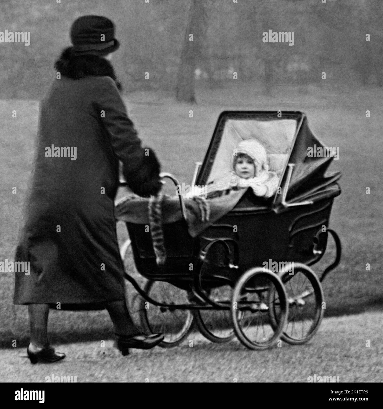 Aktenfoto vom 01/03/1929 von Prinzessin Elizabeth (jetzt Königin Elizabeth II.), die in einem Kinderwagen in einem Park geschoben wurde. Ausgabedatum: Sonntag, 18. September 2022.. Bildnachweis sollte lauten: PA Wire Stockfoto