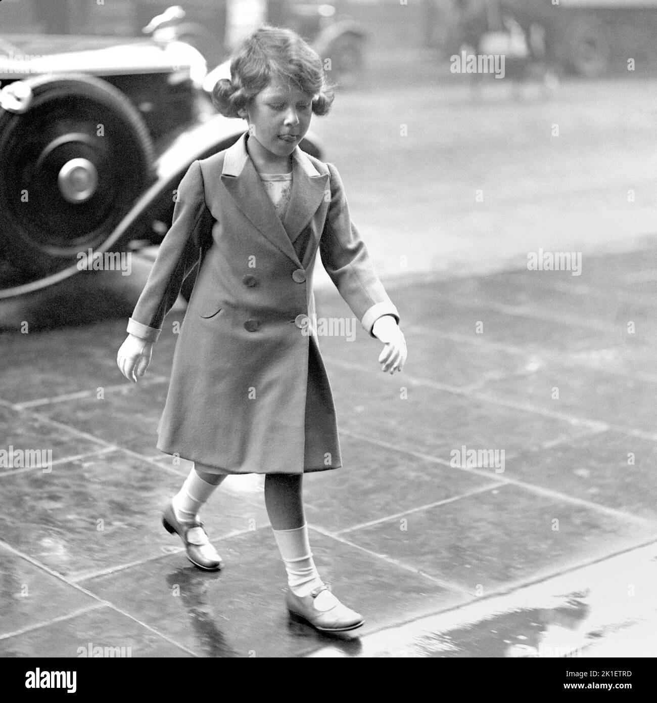 Datei-Foto vom 27/05/1932 von Prinzessin Elizabeth (jetzt Königin Elizabeth II), die barköpfig durch den Regen bei ihrer Ankunft nach Hause ging. Ausgabedatum: Sonntag, 18. September 2022.. Bildnachweis sollte lauten: PA Wire Stockfoto