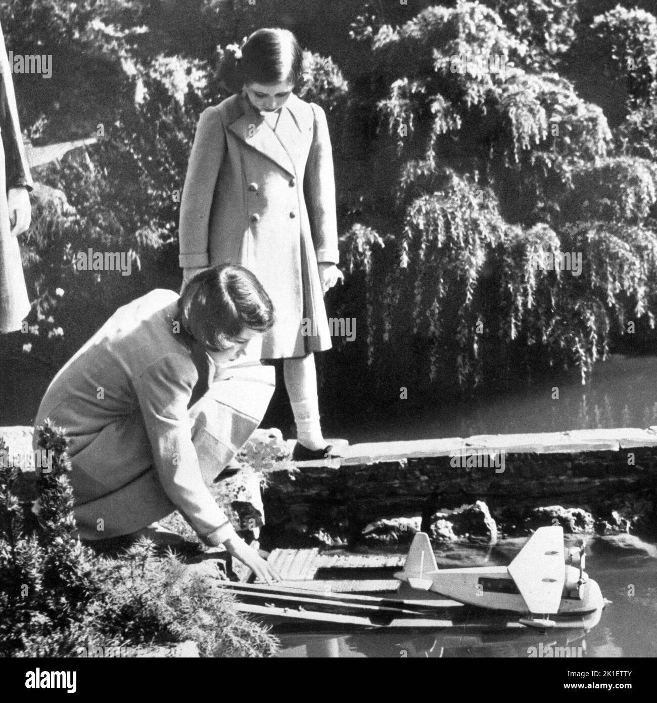 Datei-Foto vom 01/04/1939 von den Prinzessinnen Elizabeth (jetzt Königin Elizabeth II.) und Margaret starten ein Modell-Wasserflugzeug im Bekonscot-Modelldorf in Beaconsfield, Buckinghamshire. Ausgabedatum: Sonntag, 18. September 2022.. Bildnachweis sollte lauten: PA Wire Stockfoto