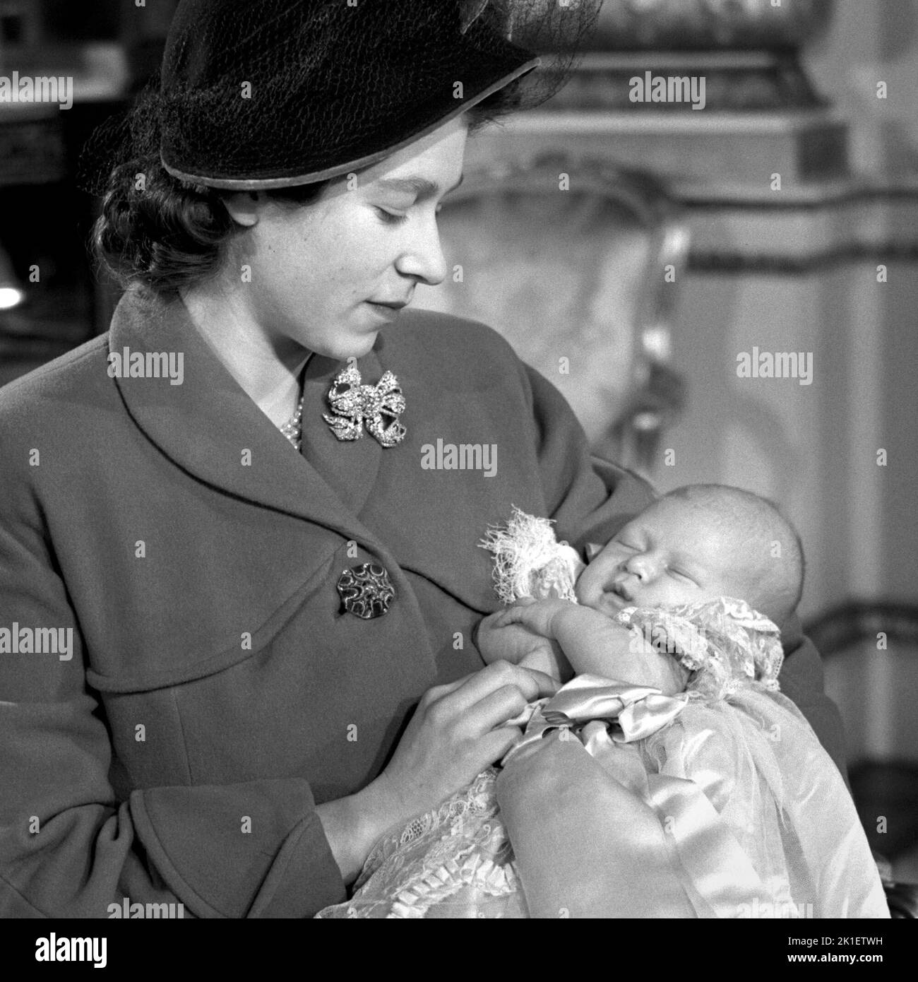 Aktenfoto vom 15/12/1948 von Prinzessin Elizabeth (jetzt Königin Elizabeth II.), die ihren Sohn Prinz Charles nach seiner Taufzeremonie im Buckingham Palace hielt. Ausgabedatum: Sonntag, 18. September 2022.. Bildnachweis sollte lauten: PA Wire Stockfoto