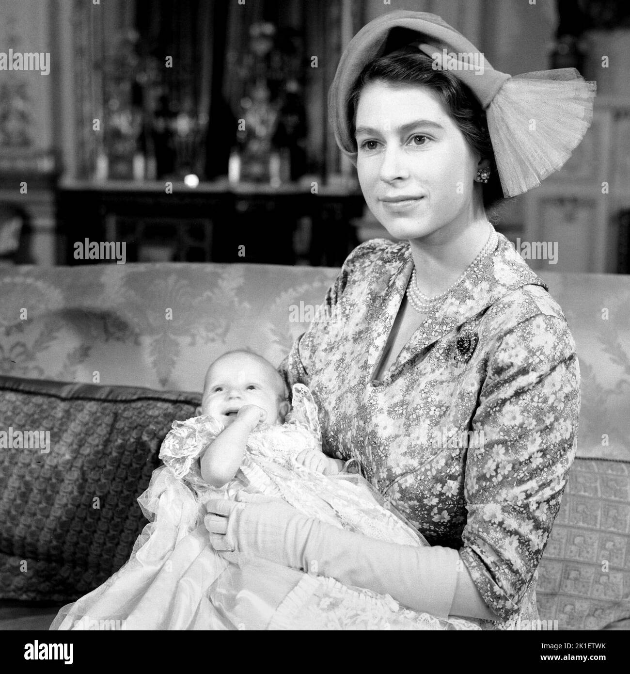 Datei-Foto vom 21/10/1950 von Prinzessin Elizabeth (jetzt Königin Elizabeth II) mit ihrer kleinen Tochter Prinzessin Anne nach der Taufe im Buckingham Palace, London. Ausgabedatum: Sonntag, 18. September 2022.. Bildnachweis sollte lauten: PA Wire Stockfoto