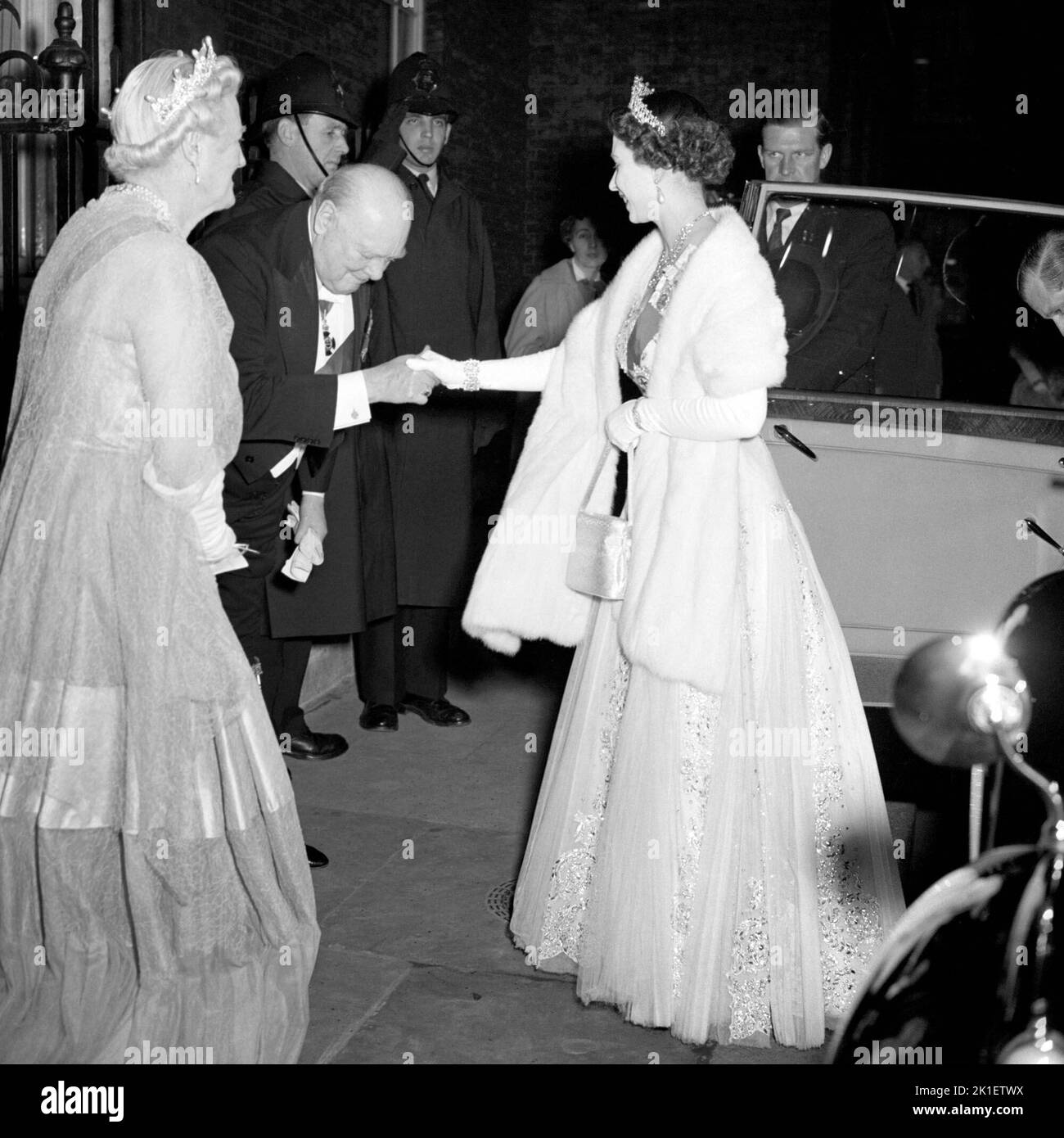 File photo dated 05/04/1955 of der von Lady Churchill beobachtete Premierminister Sir Winston Churchill verbeugt sich vor Königin Elizabeth II., als er sie und den Herzog von Edinburgh zum Abendessen in der Downing Street 10 begrüßt. Ausgabedatum: Sonntag, 18. September 2022.. Bildnachweis sollte lauten: PA Wire Stockfoto