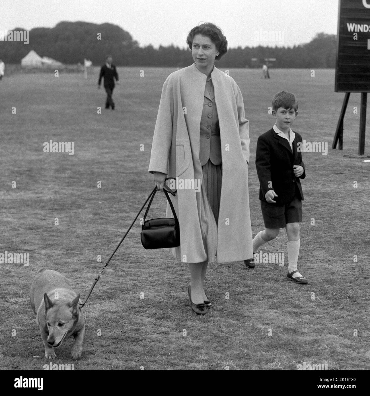 Datei-Foto vom 02/06/56 von Queen Elizabeth II, die mit Prinz Charles durch den Windsor Great Park spazierenging, um dem Herzog von Edinburgh beim Polo zuzusehen. Ausgabedatum: Sonntag, 18. September 2022.. Bildnachweis sollte lauten: PA Wire Stockfoto