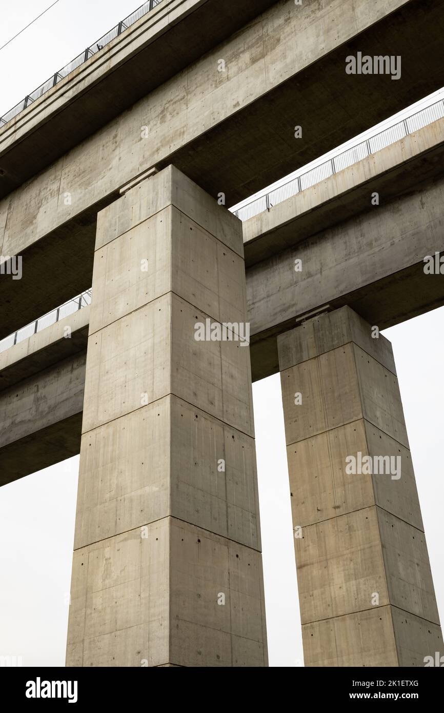 Eisenbahnbrücke über ein Tal neben Jerusalem, Israel. Stockfoto