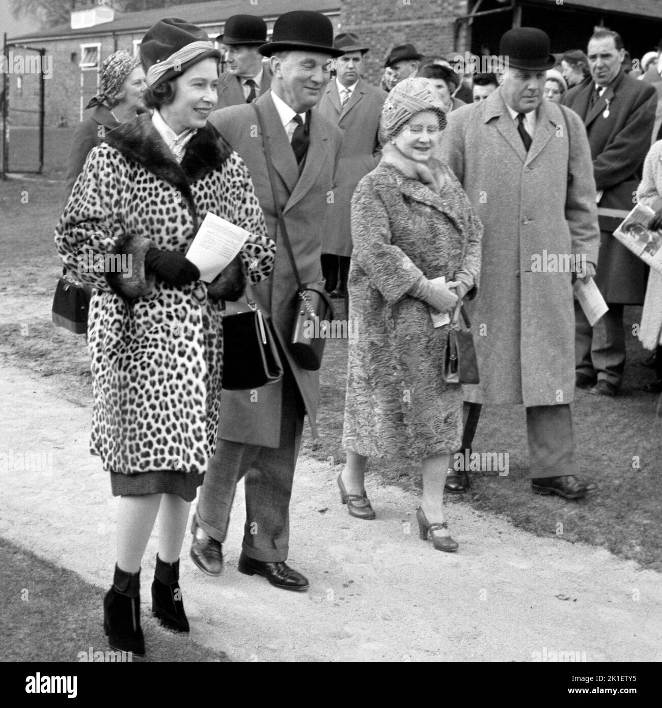 Aktenfoto vom 23/03/62 von Königin Elizabeth II. (Links) in einem Leopardenmantel bei einem Rennen im Sandown Park. Ausgabedatum: Sonntag, 18. September 2022.. Bildnachweis sollte lauten: PA Wire Stockfoto