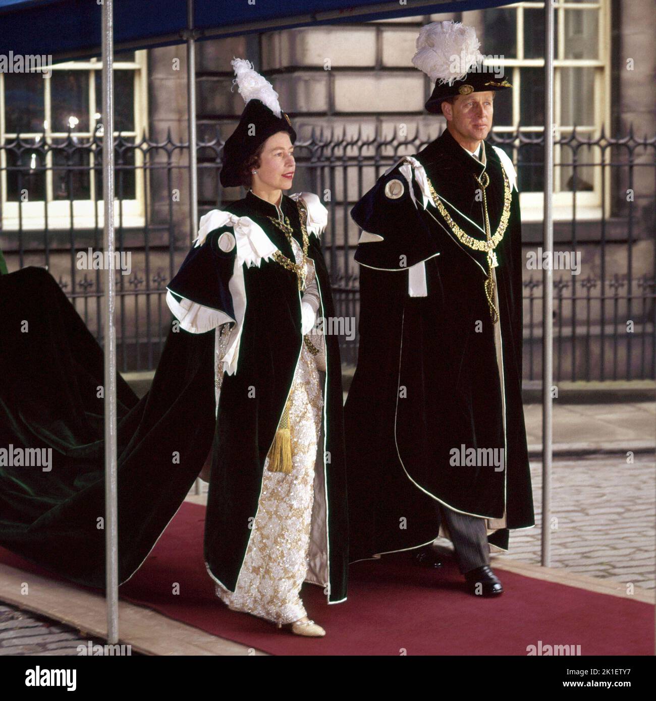 Datei-Foto vom 01/07/1953 von Königin Elizabeth II. Und dem Herzog von Edinburgh, die ihre Robe des Thistle-Ordens trugen, nach dem Gottesdienst des Ordens in Edinburgh. Ausgabedatum: Sonntag, 18. September 2022.. Bildnachweis sollte lauten: PA Wire Stockfoto