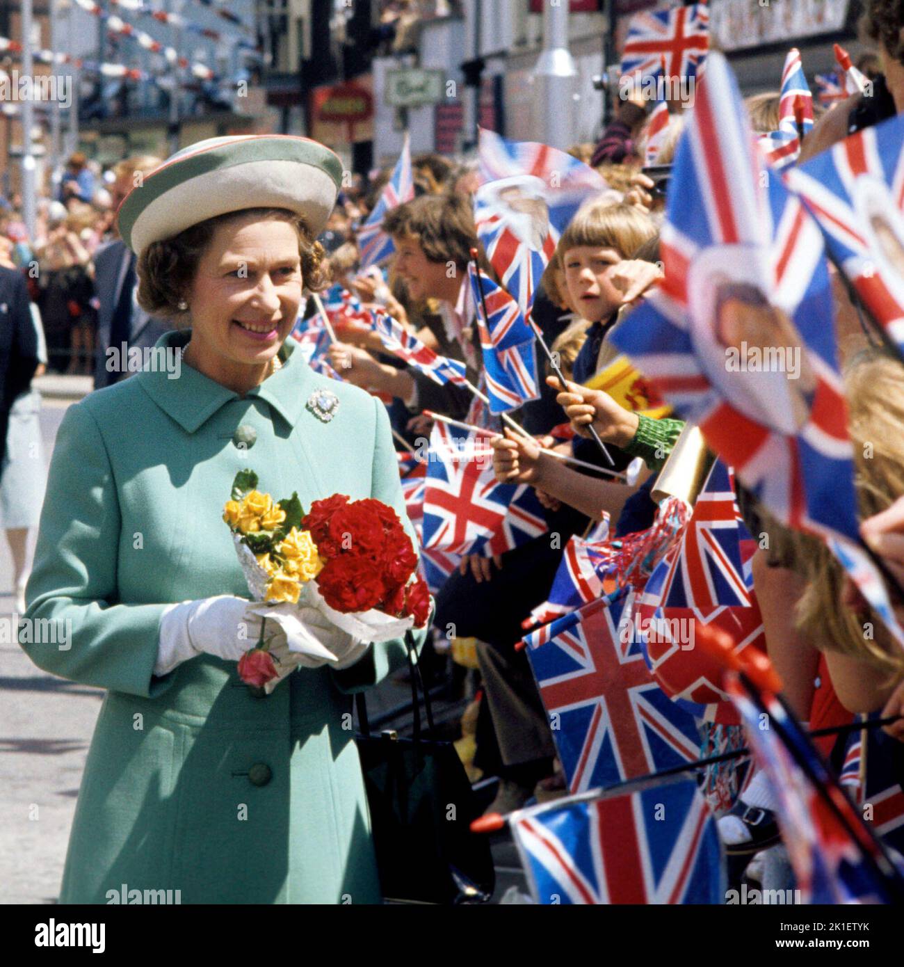 Datei-Foto vom 29/06/77 von Queen Elizabeth II. Auf einem Spaziergang in Portsmouth während ihrer Silver Jubilee Tour durch Großbritannien. Ausgabedatum: Sonntag, 18. September 2022.. Bildnachweis sollte lauten: PA Wire Stockfoto